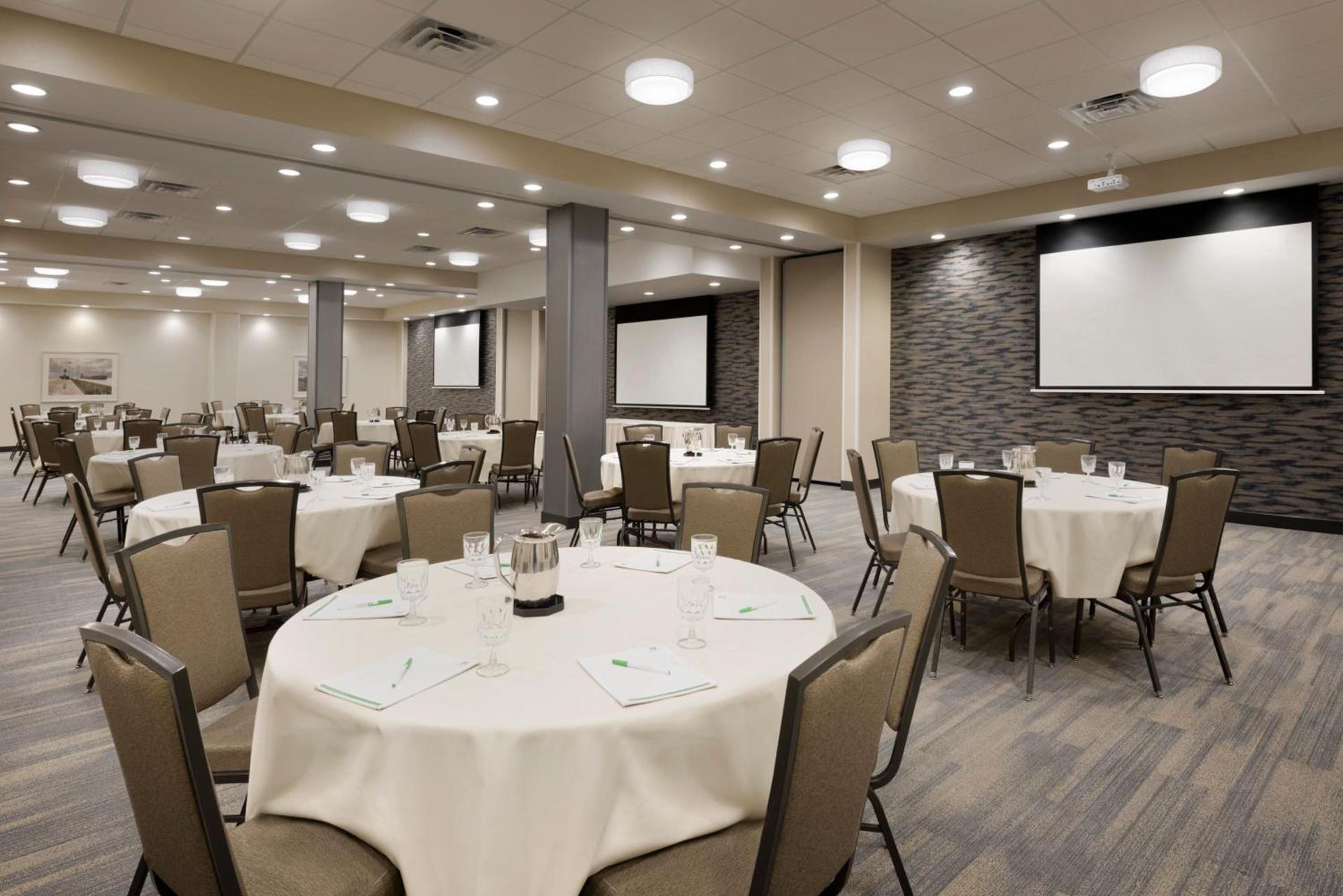 Holiday Inn & Suites Duluth-Downtown by IHG photo 22