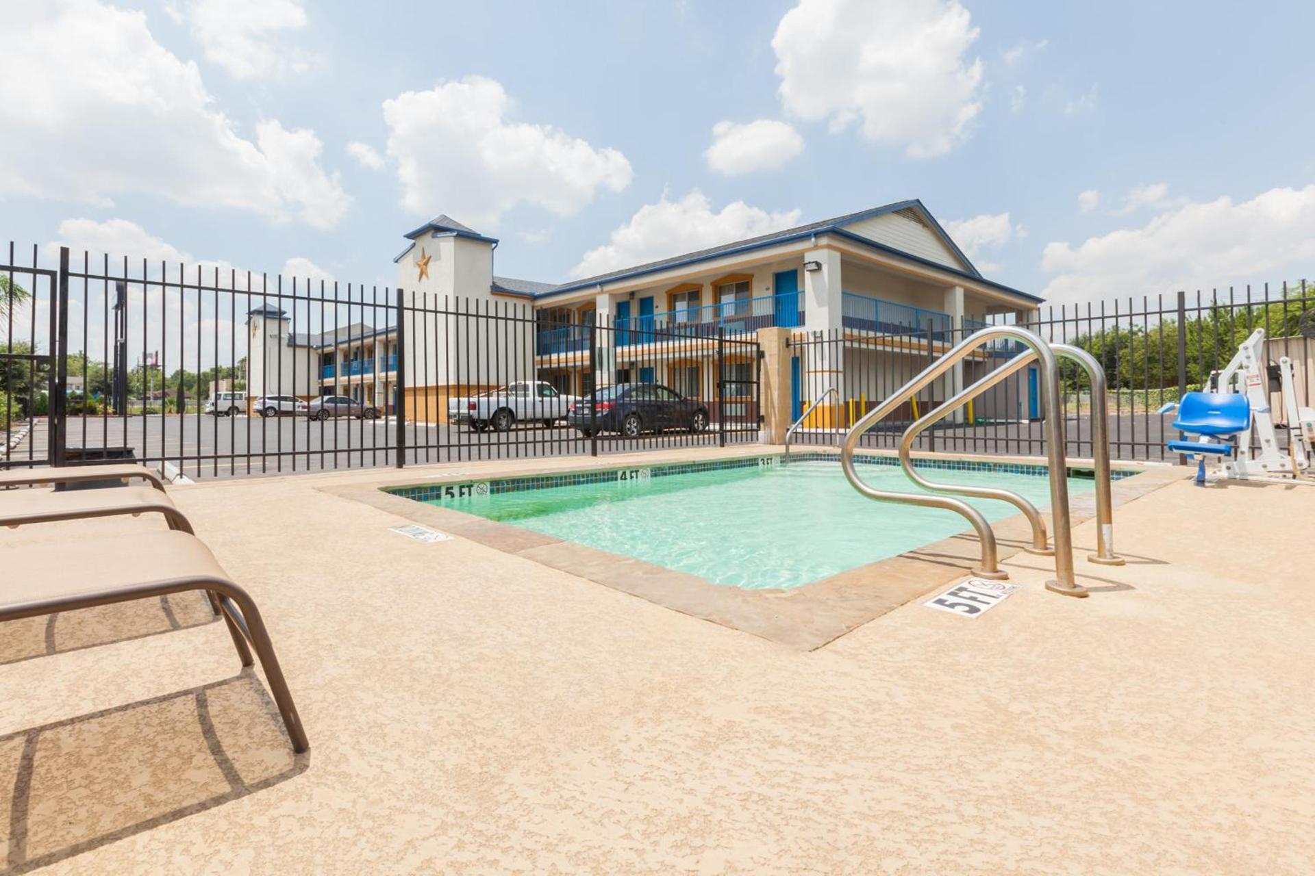Days Inn by Wyndham Houston East photo 2