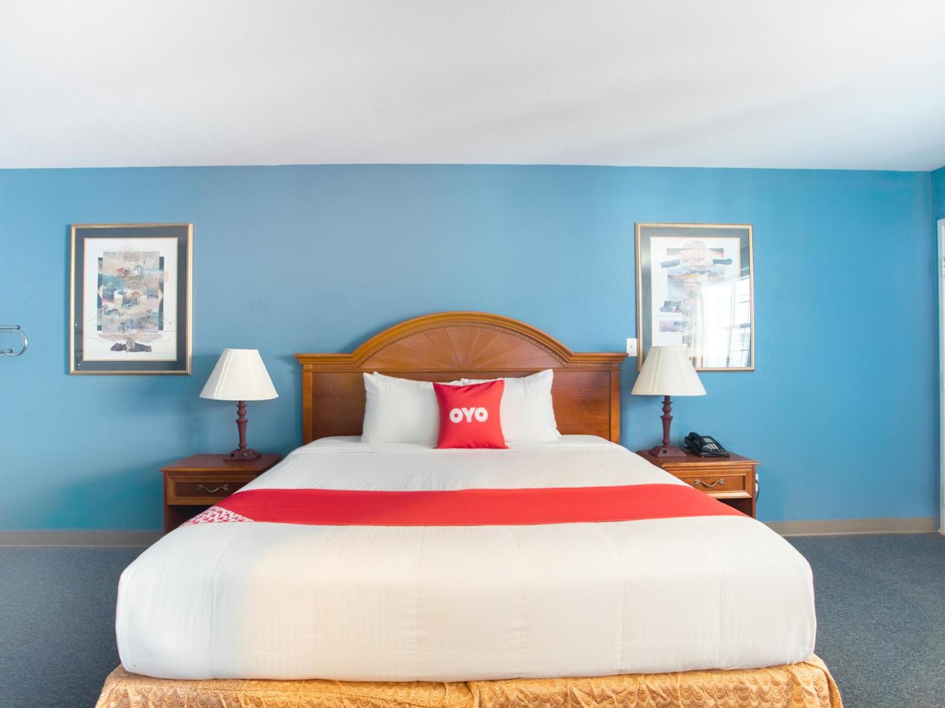Rodeway Inn photo 11