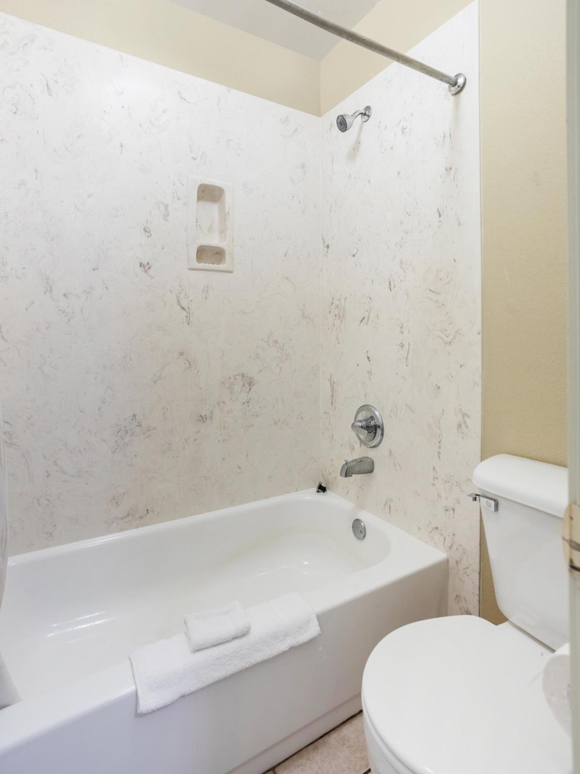 Rodeway Inn photo 7