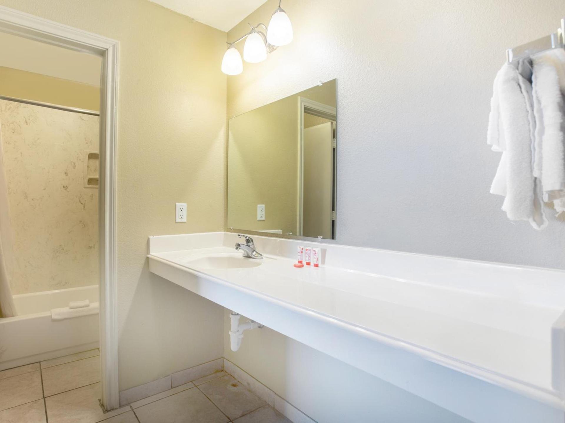 Rodeway Inn photo 30