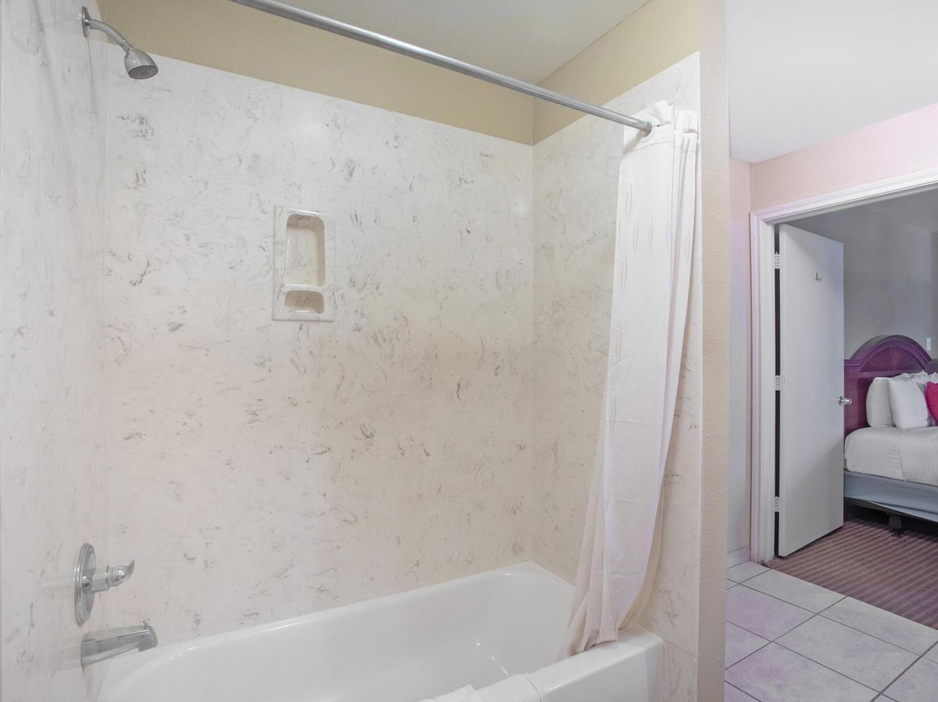 Rodeway Inn photo 25