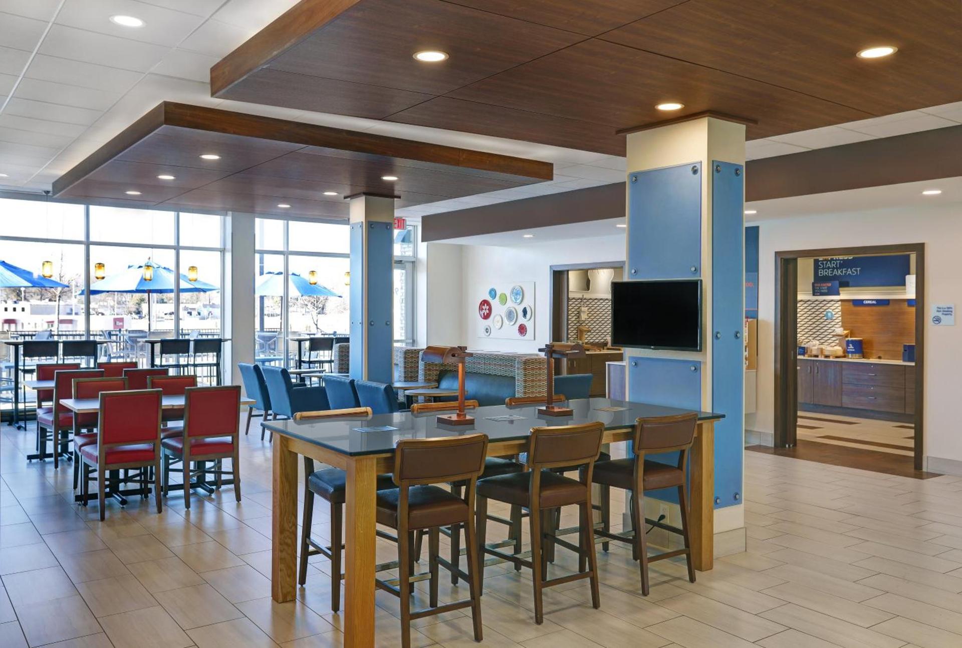 Holiday Inn Express & Suites - Lenexa - Overland Park Area by IHG photo 29