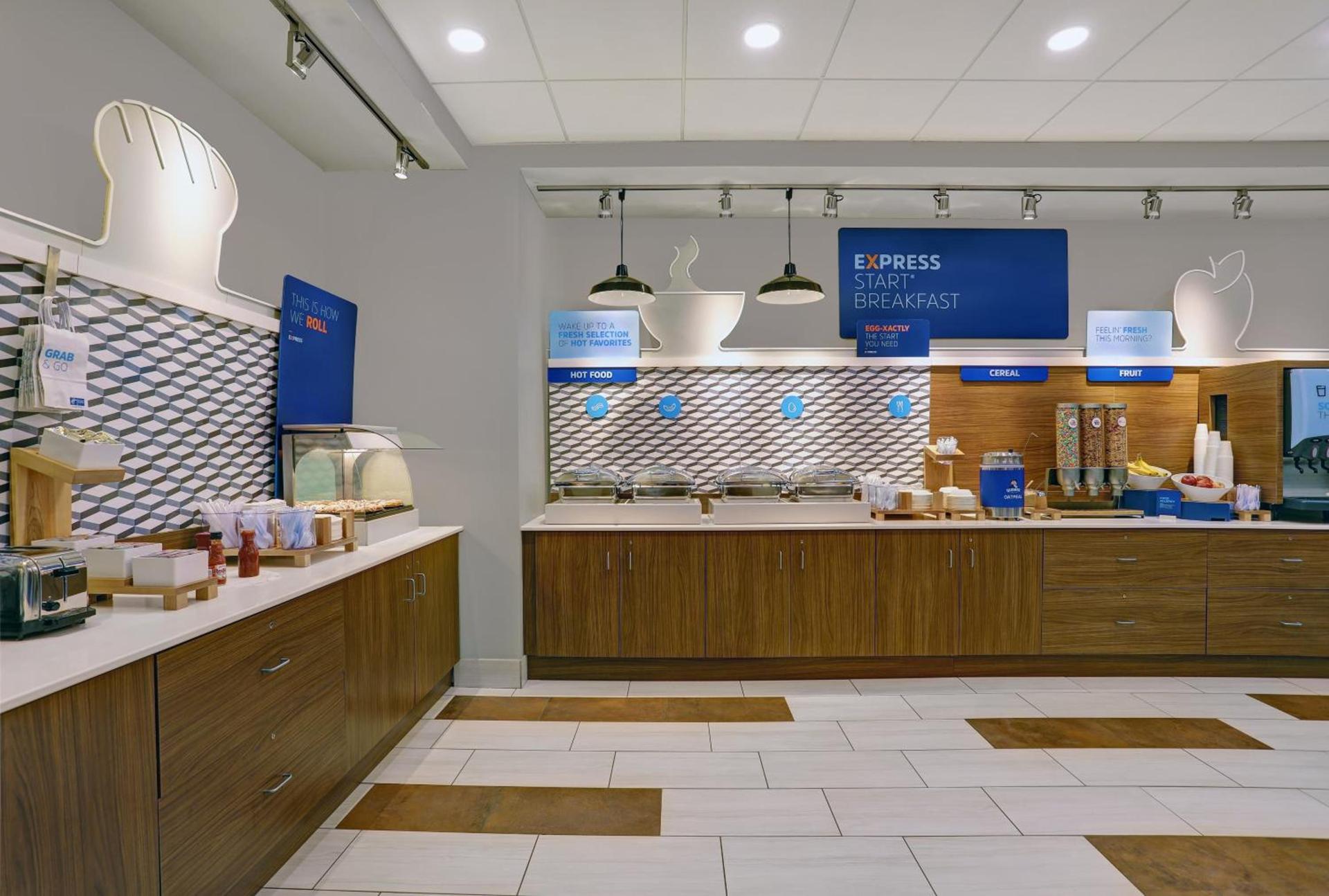 Holiday Inn Express & Suites - Lenexa - Overland Park Area by IHG photo 23