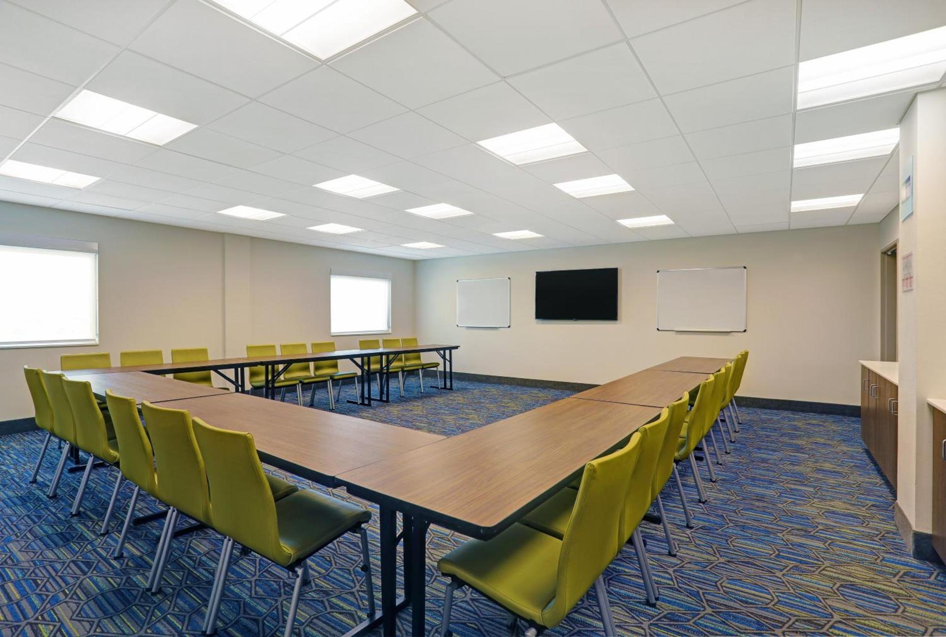 Holiday Inn Express & Suites - Lenexa - Overland Park Area by IHG photo 54