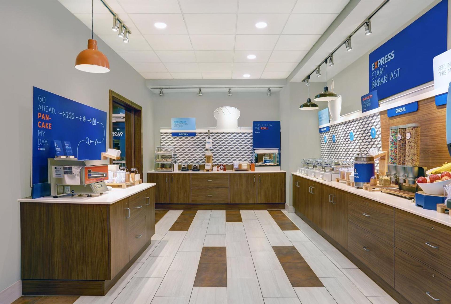 Holiday Inn Express & Suites - Lenexa - Overland Park Area by IHG photo 28