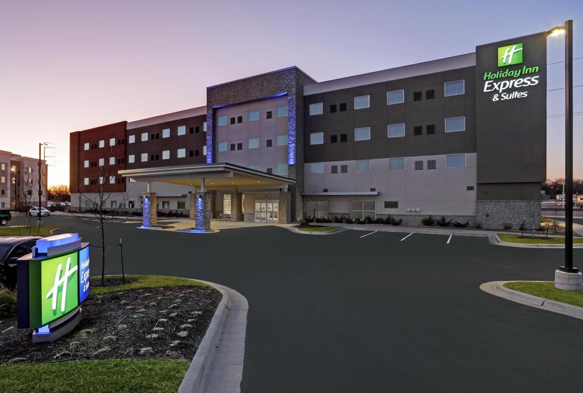 Holiday Inn Express & Suites - Lenexa - Overland Park Area by IHG photo 13