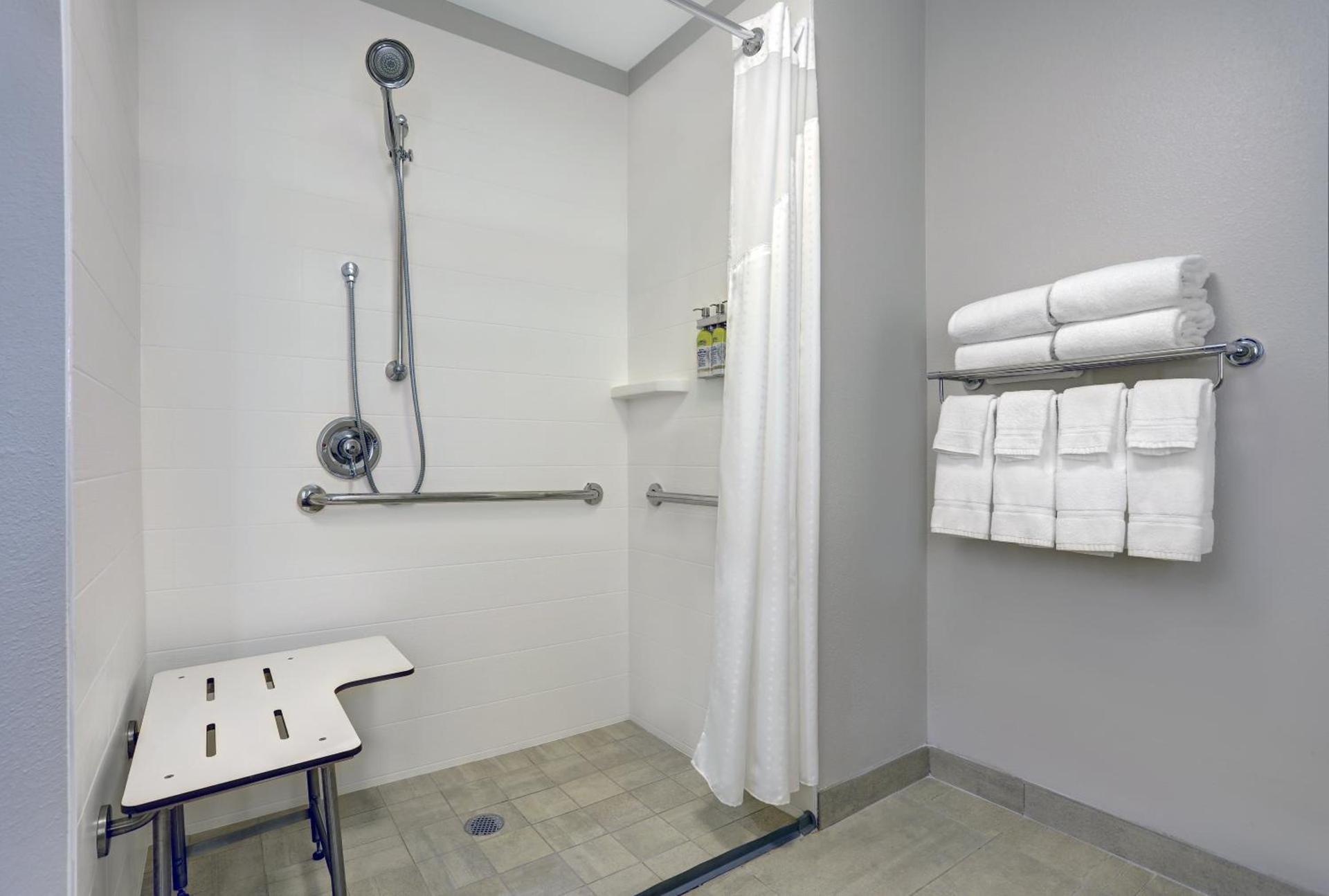 Holiday Inn Express & Suites - Lenexa - Overland Park Area by IHG photo 50