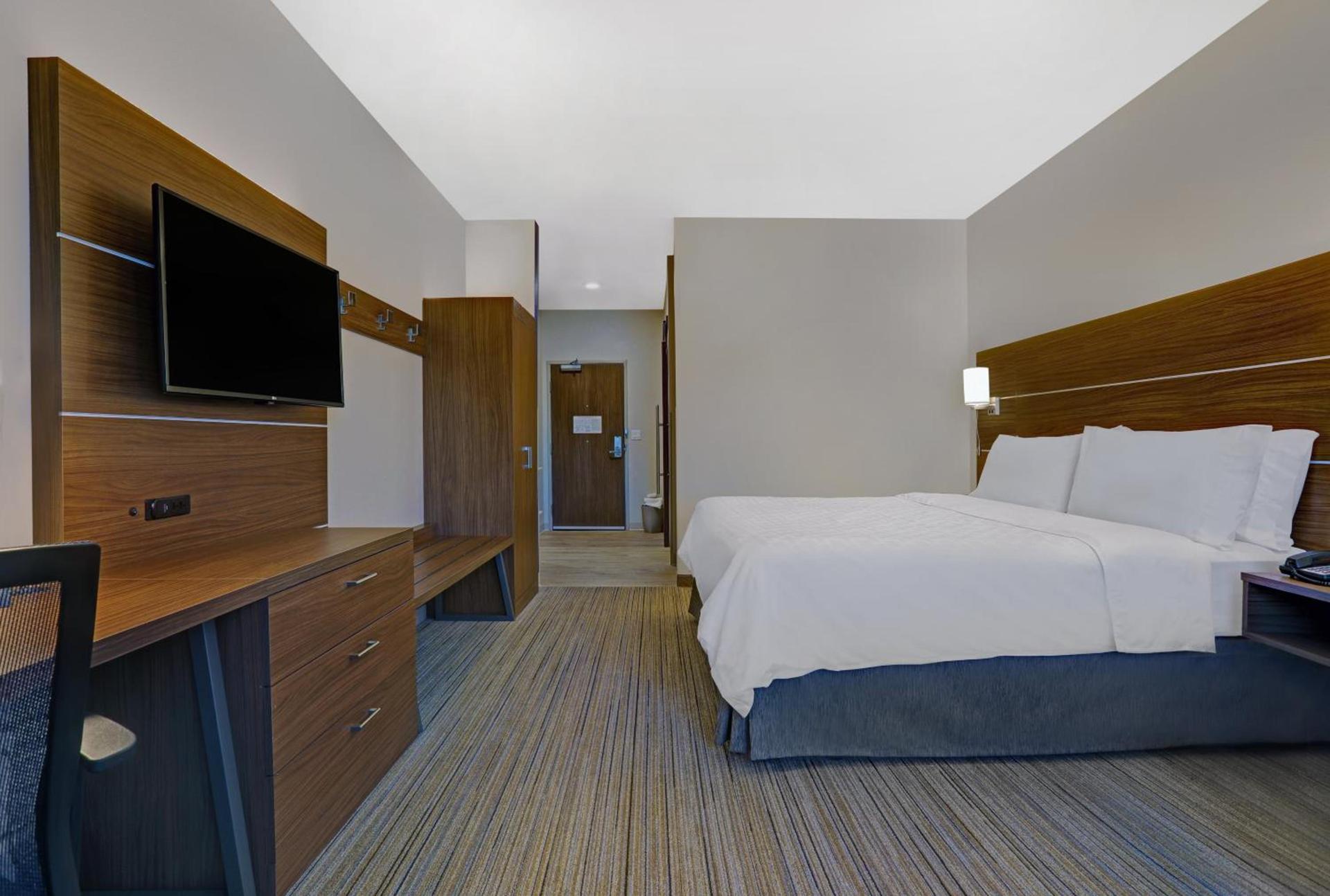 Holiday Inn Express & Suites - Lenexa - Overland Park Area by IHG photo 37