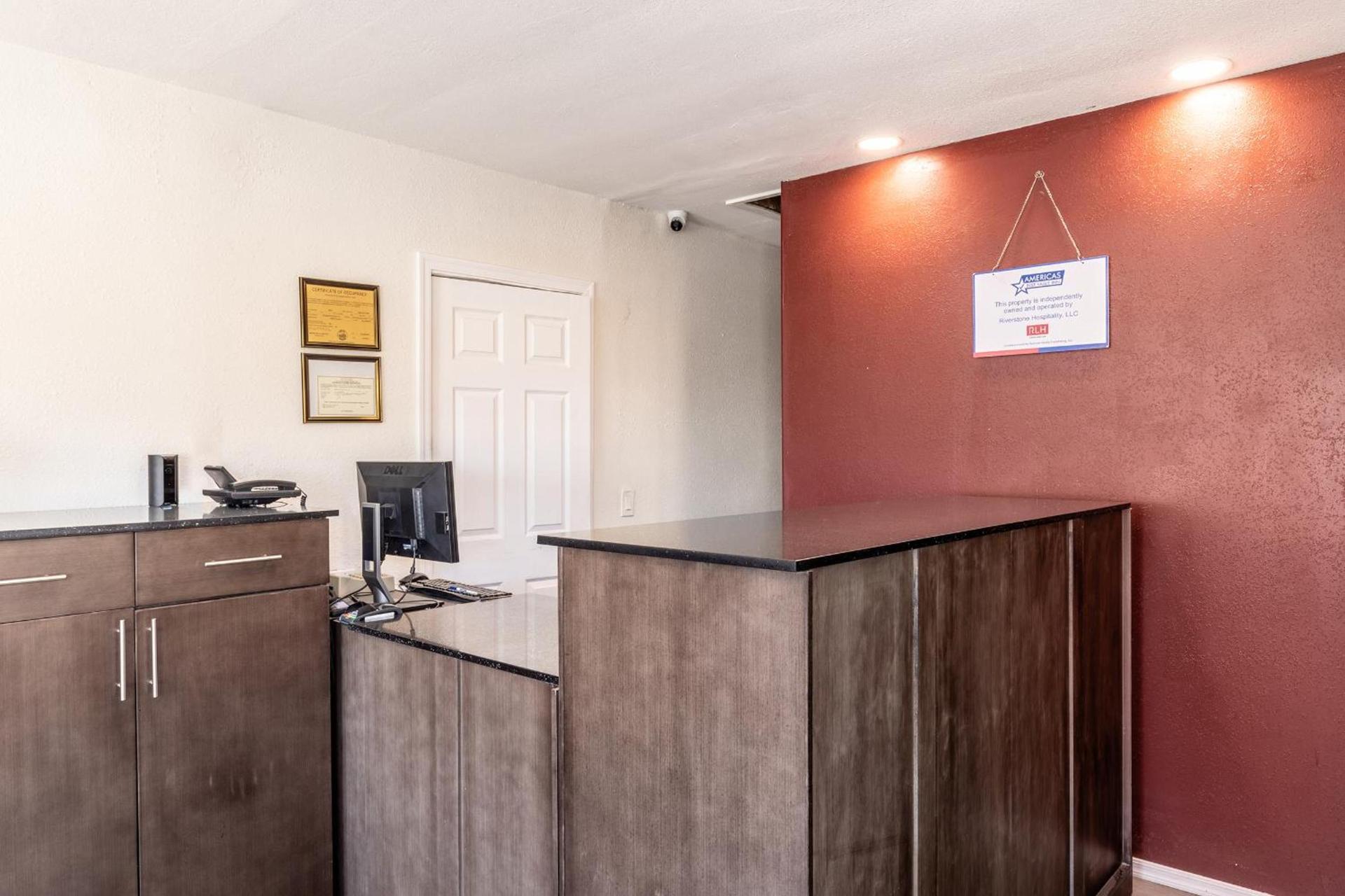 Econo Lodge Needles photo 2