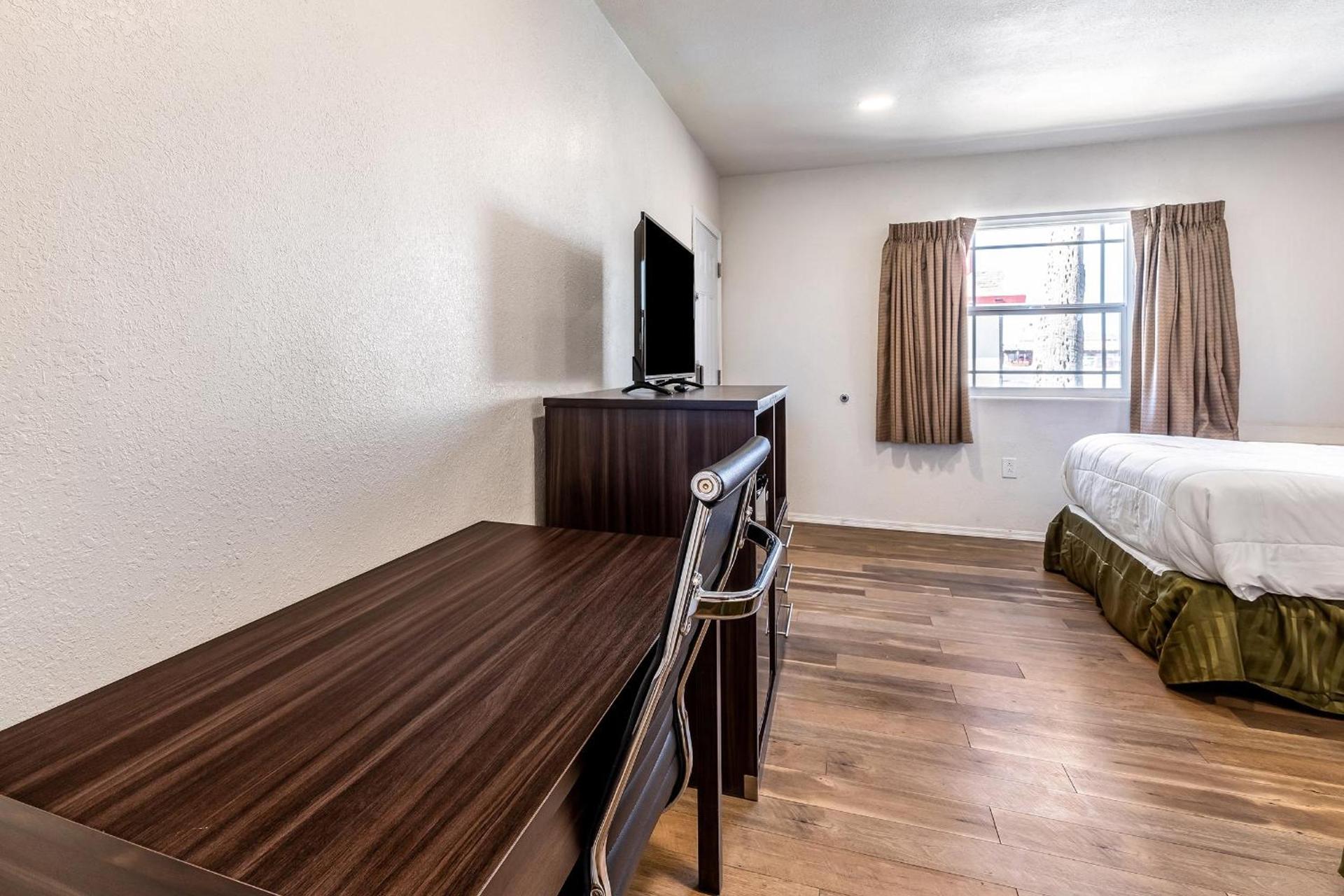 Econo Lodge Needles photo 15