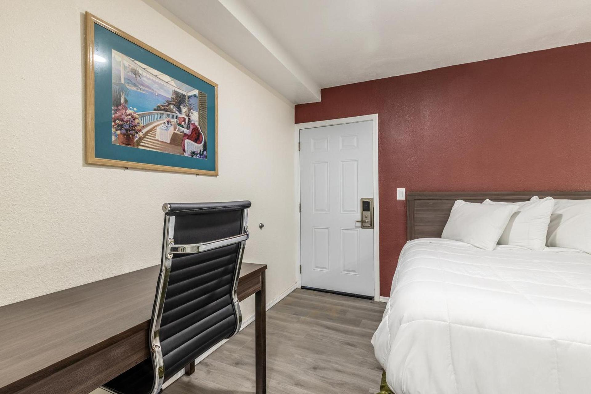Econo Lodge Needles photo 25
