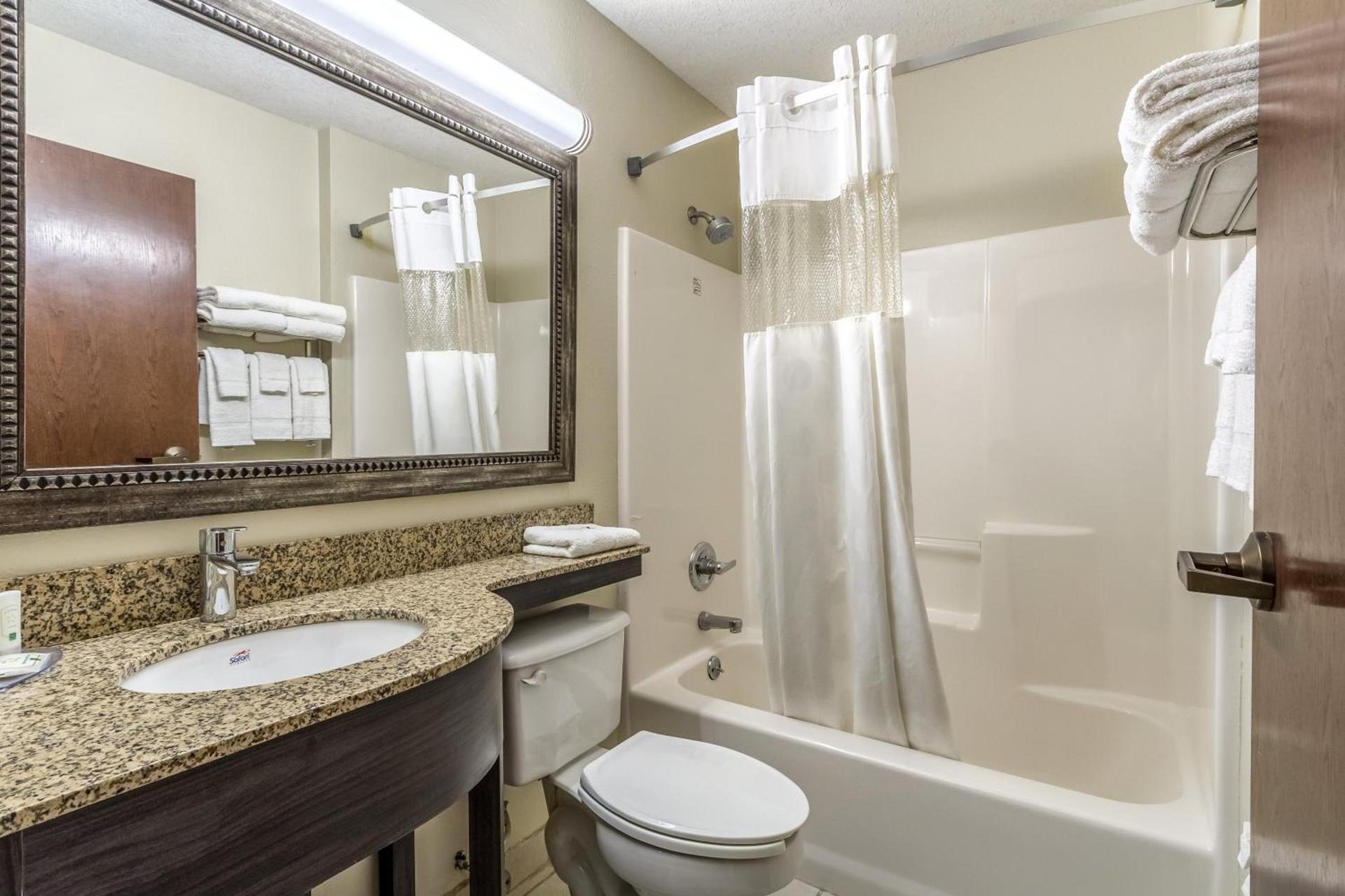 Quality Inn & Suites North Lima - Boardman photo 40