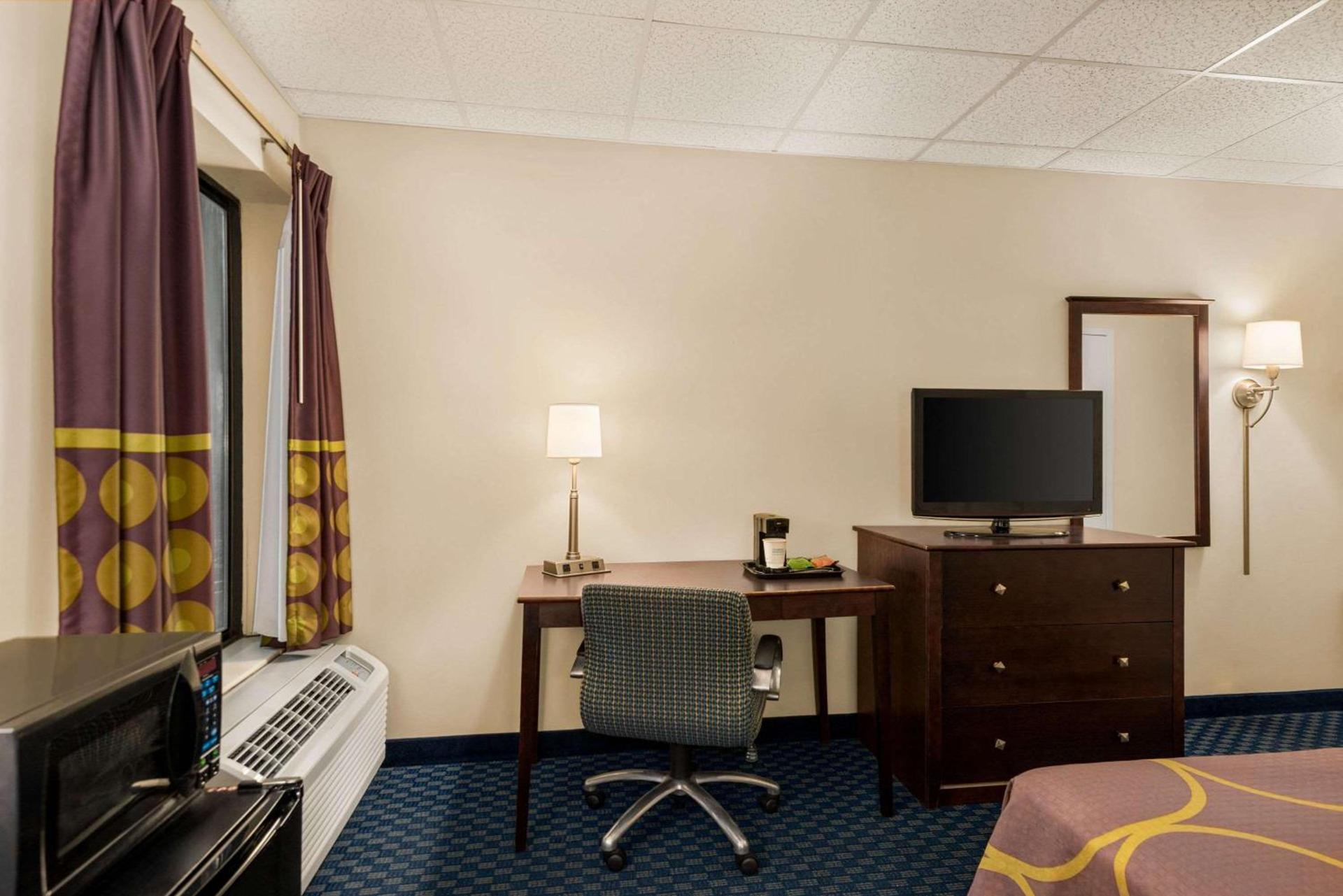 Super 8 by Wyndham Liverpool/Syracuse North Airport photo 16