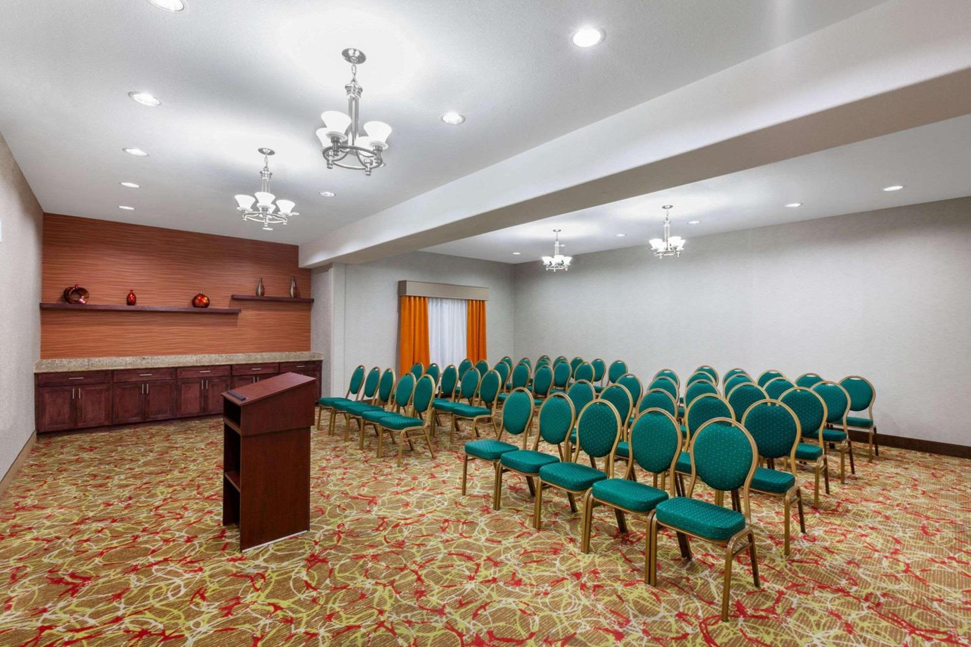 La Quinta by Wyndham Houston Channelview photo 11