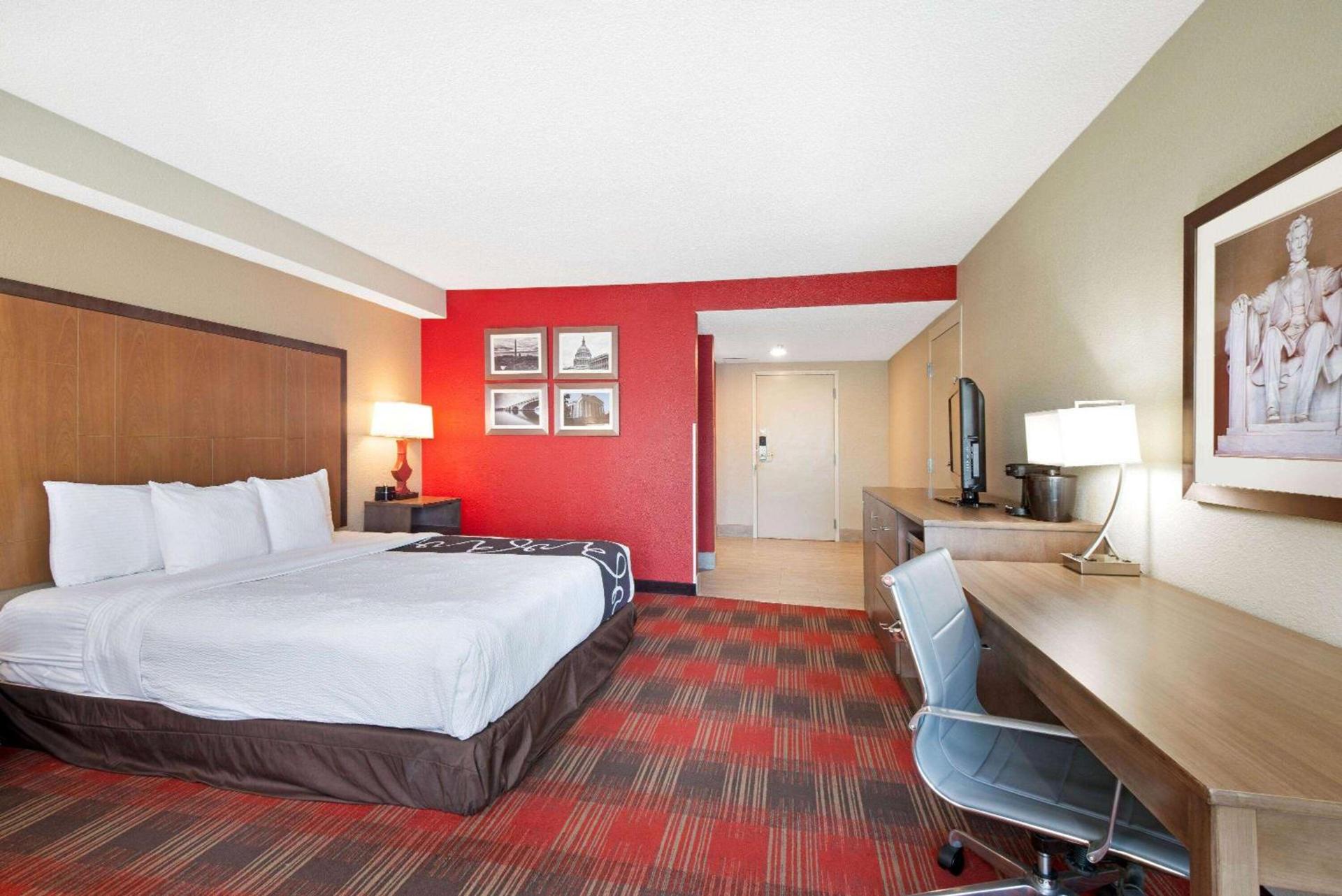 La Quinta Inn & Suites by Wyndham DC Metro Capital Beltway photo 8
