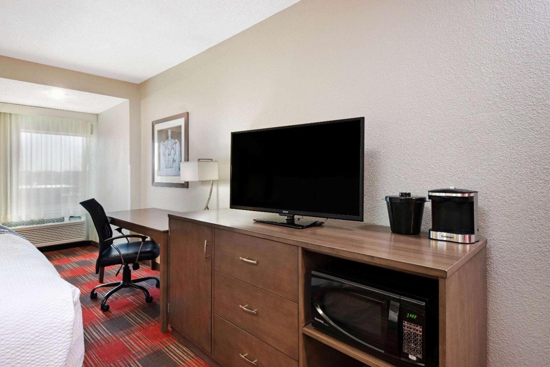 La Quinta Inn & Suites by Wyndham DC Metro Capital Beltway photo 7