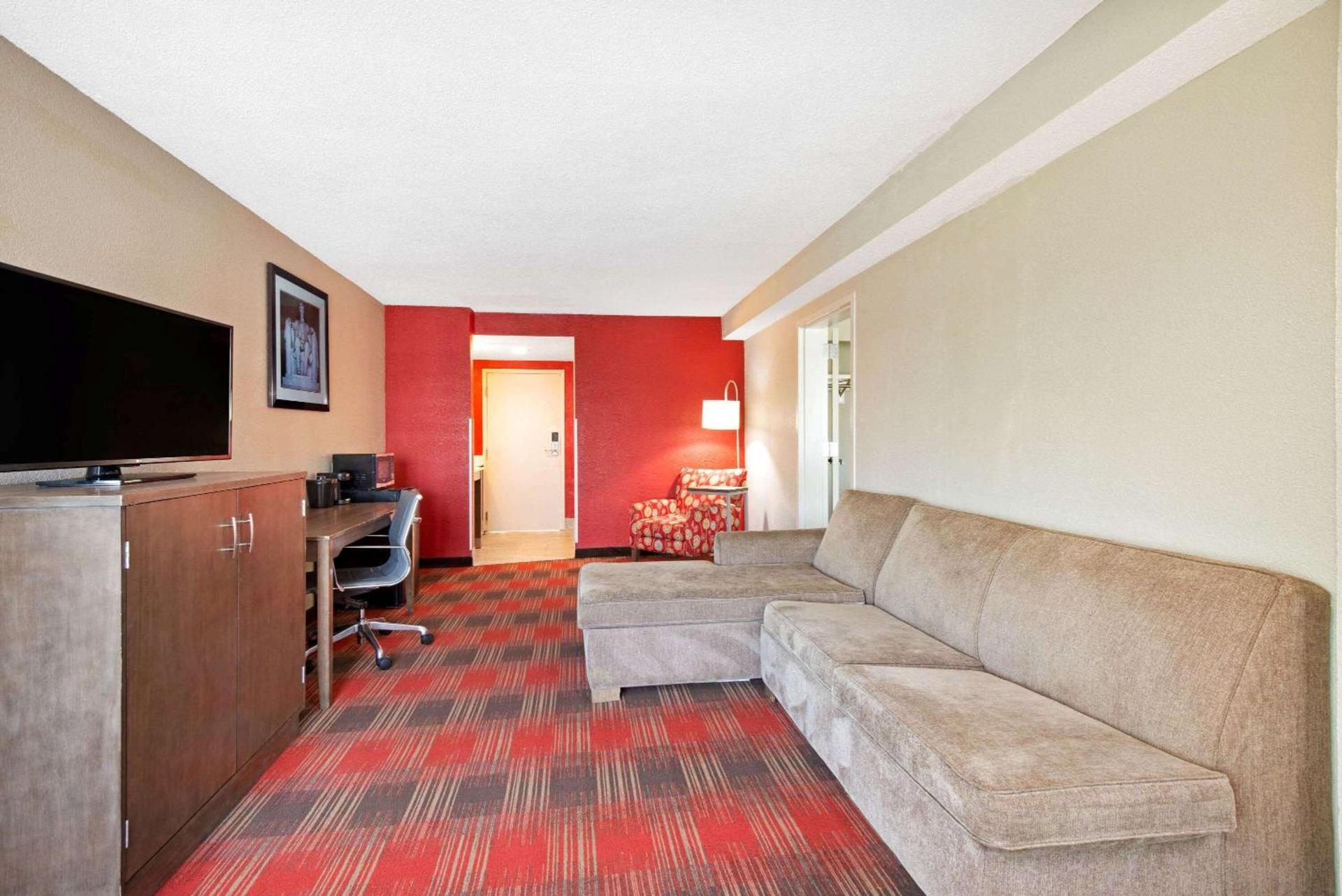 La Quinta Inn & Suites by Wyndham DC Metro Capital Beltway photo 19