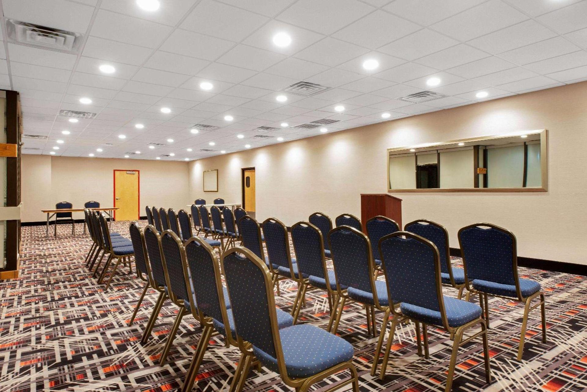 La Quinta Inn & Suites by Wyndham DC Metro Capital Beltway photo 22