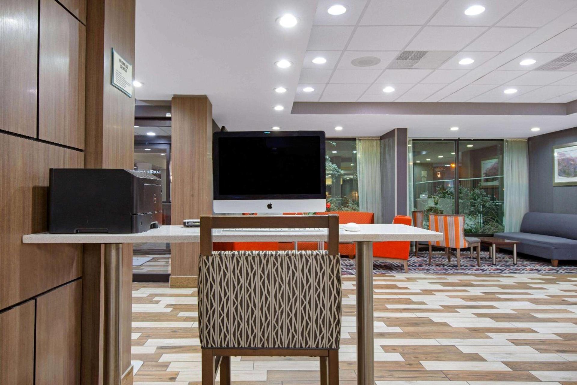 La Quinta Inn & Suites by Wyndham DC Metro Capital Beltway photo 25