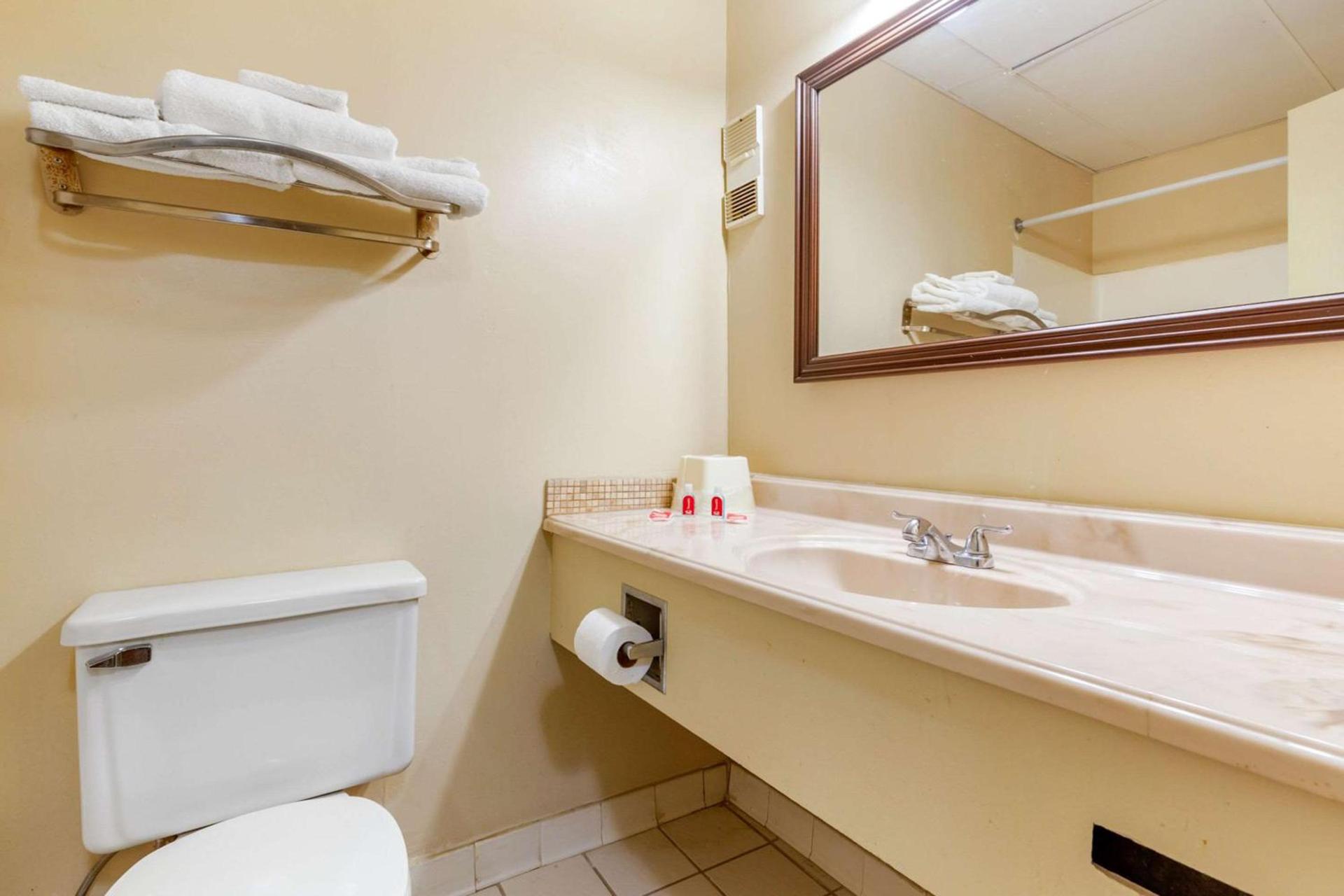 Econo Lodge Burlington I-40 photo 10