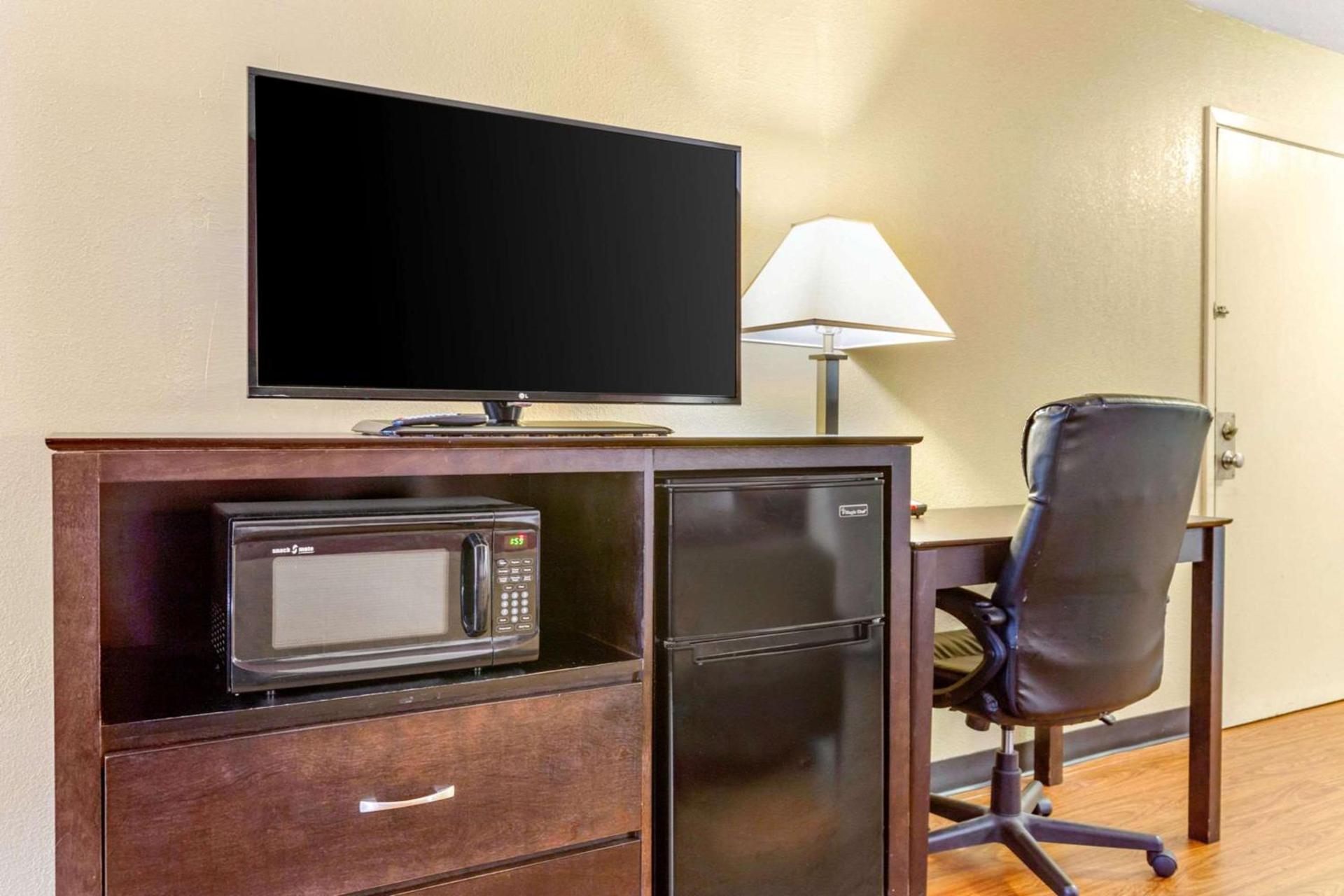 Econo Lodge Burlington I-40 photo 12