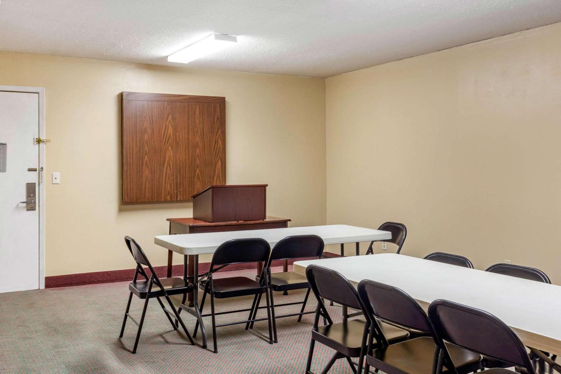 Econo Lodge Burlington I-40 photo 17