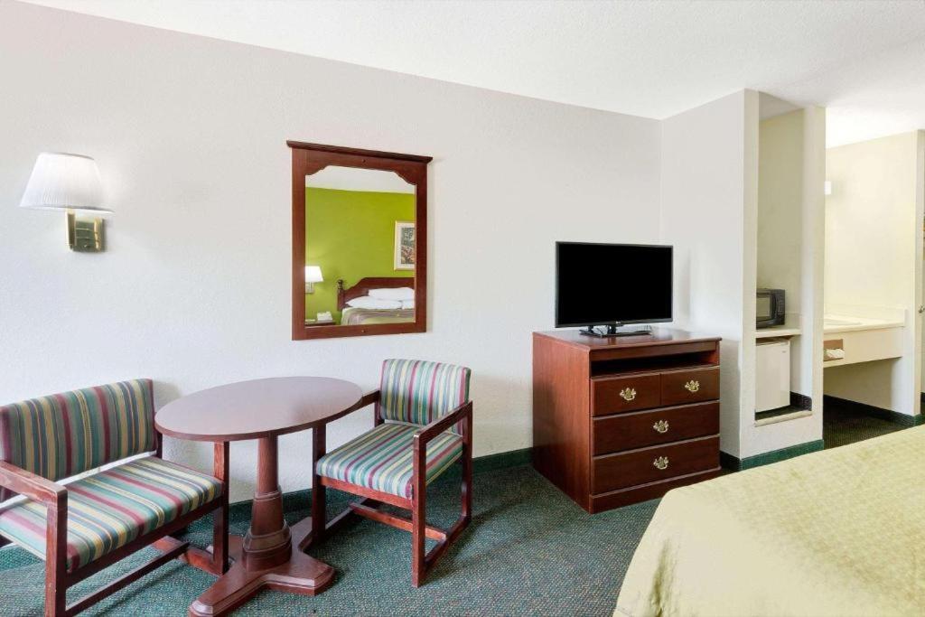 Super 8 by Wyndham De Soto photo 34