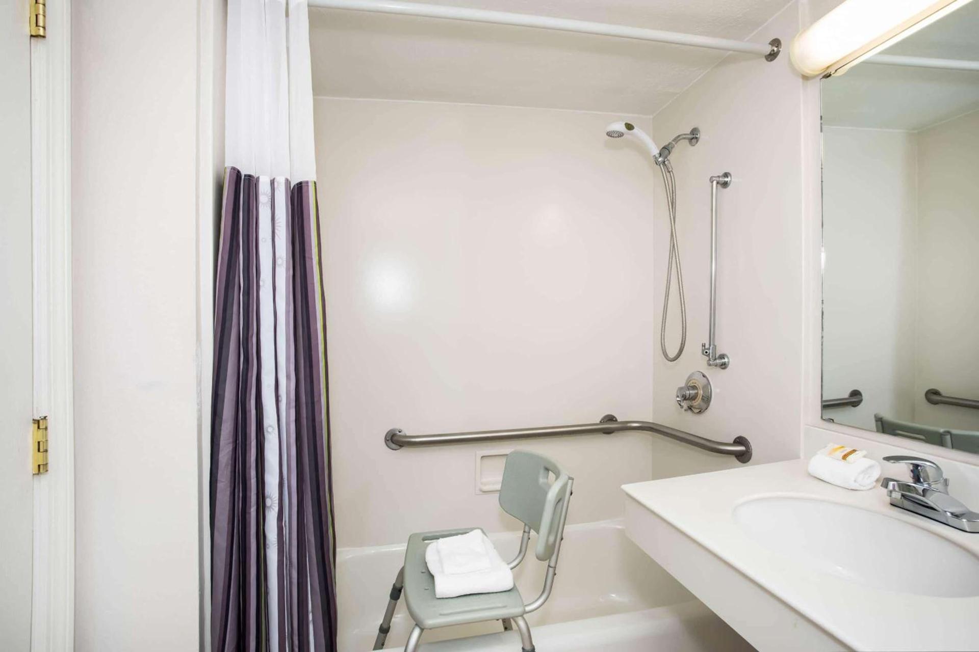 La Quinta Inn by Wyndham Tallahassee North photo 26