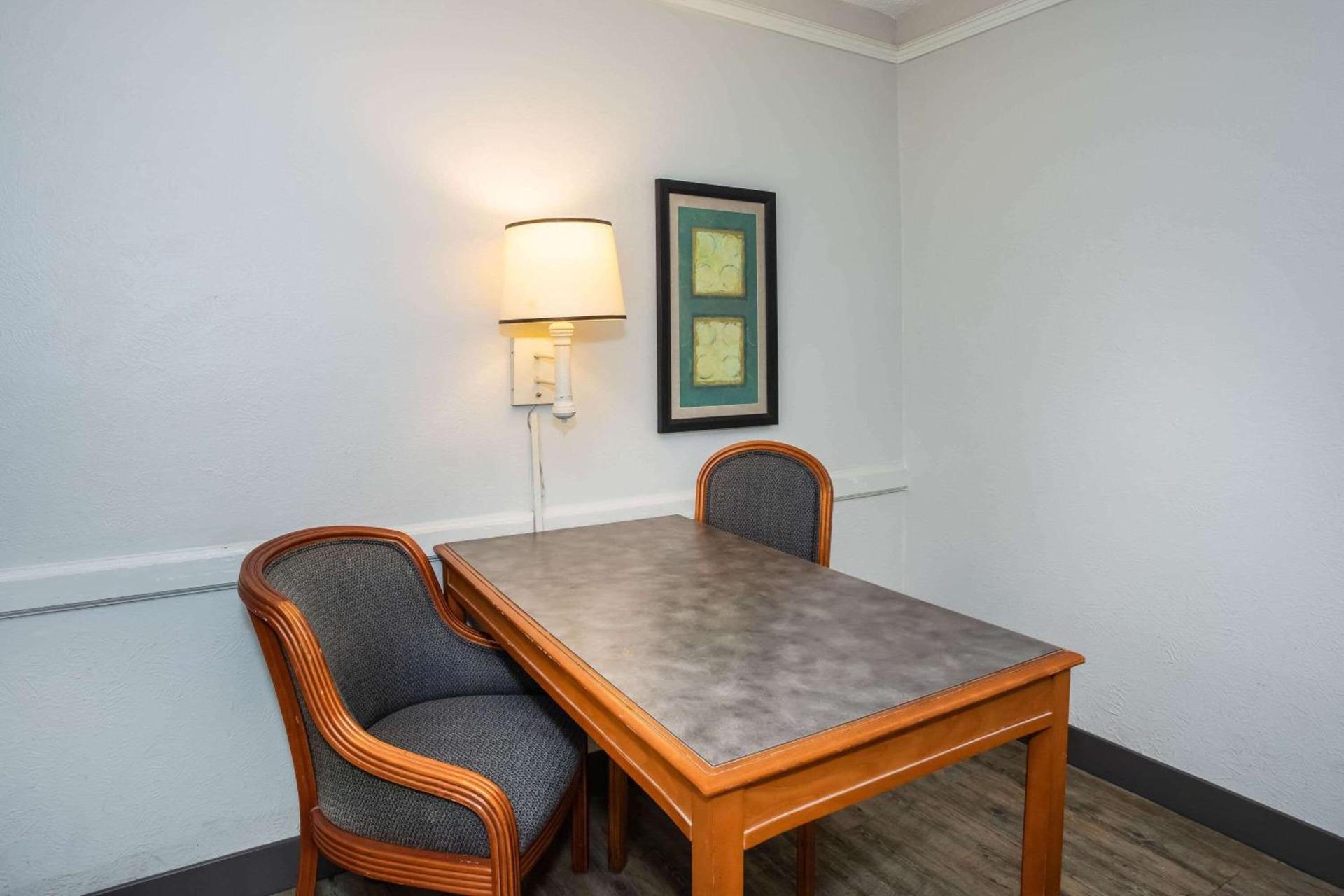 La Quinta Inn by Wyndham Tallahassee North photo 33