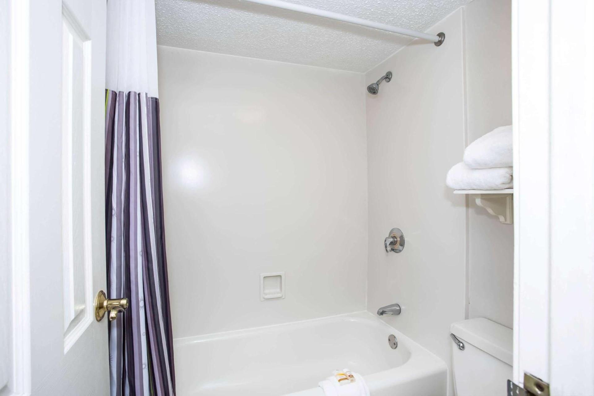 La Quinta Inn by Wyndham Tallahassee North photo 39