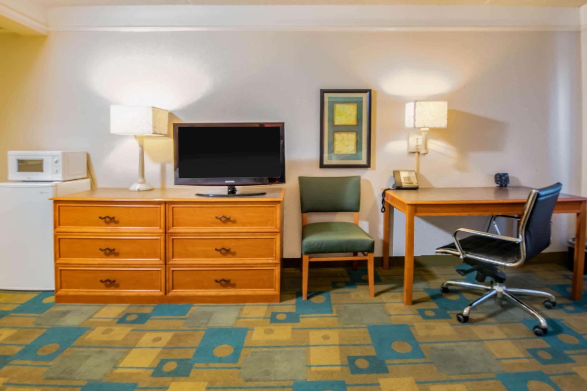 La Quinta Inn & Suites by Wyndham Colorado Springs South AP photo 25