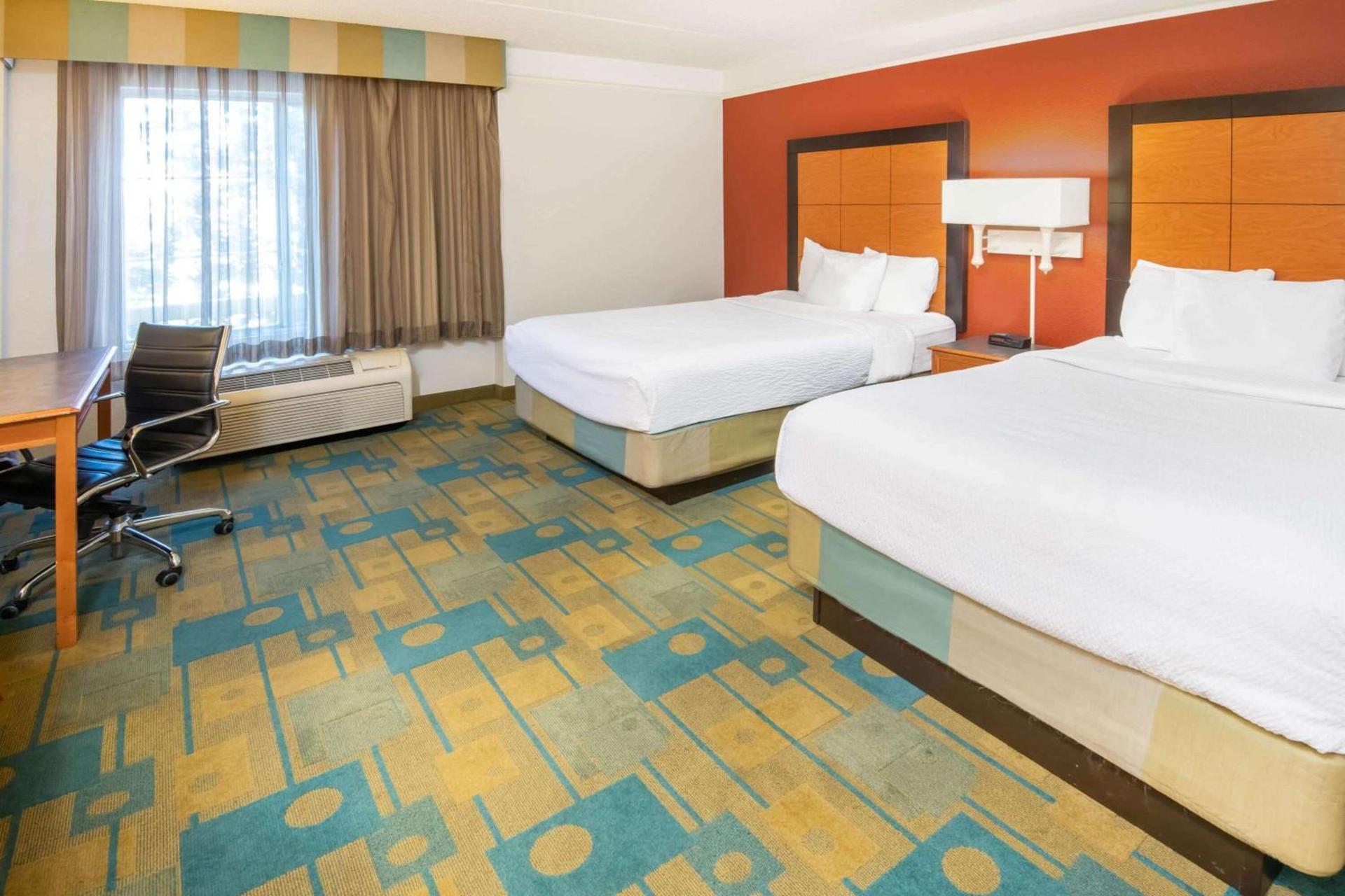 La Quinta Inn & Suites by Wyndham Colorado Springs South AP photo 59