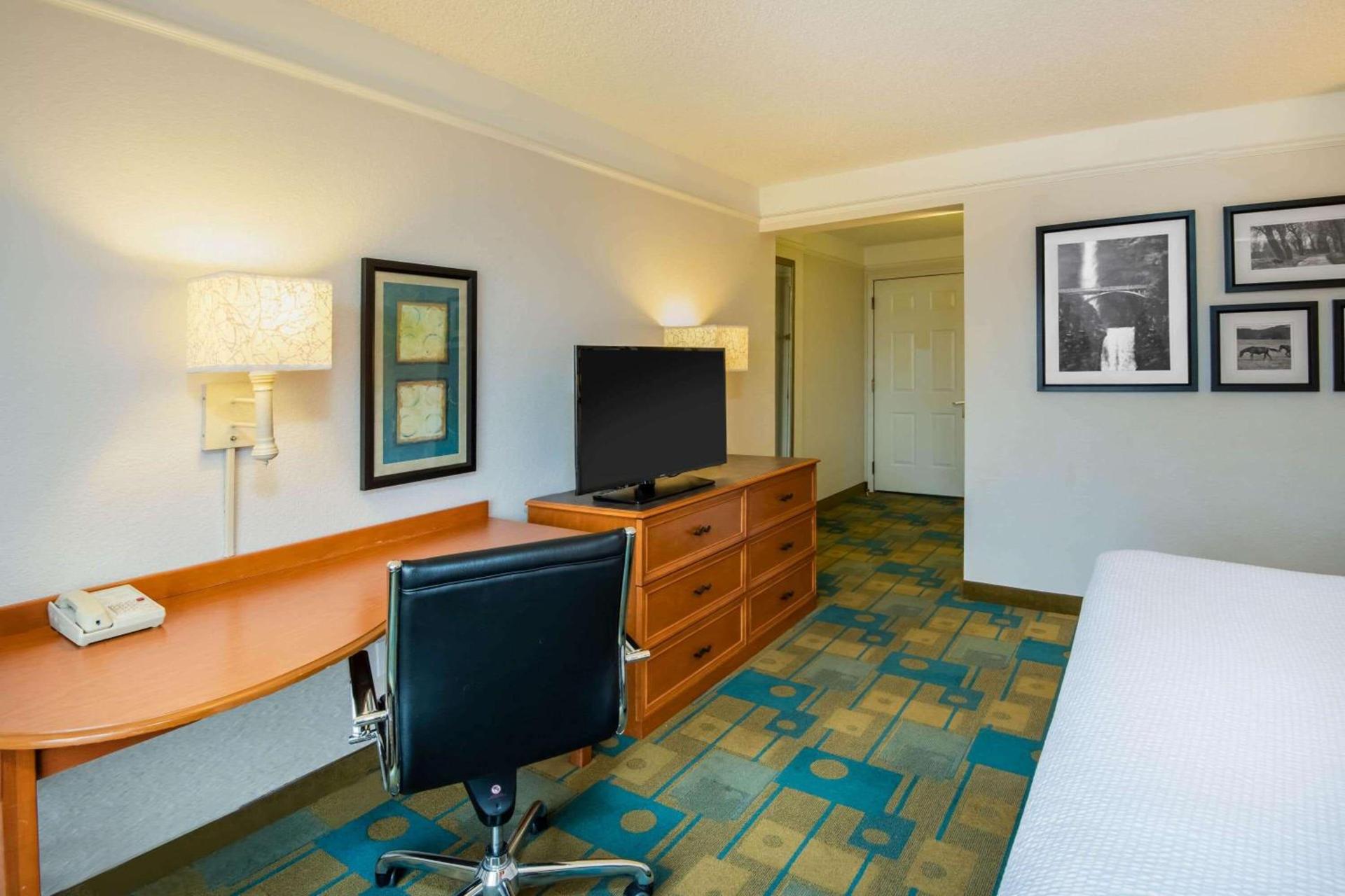 La Quinta Inn & Suites by Wyndham Colorado Springs South AP photo 30