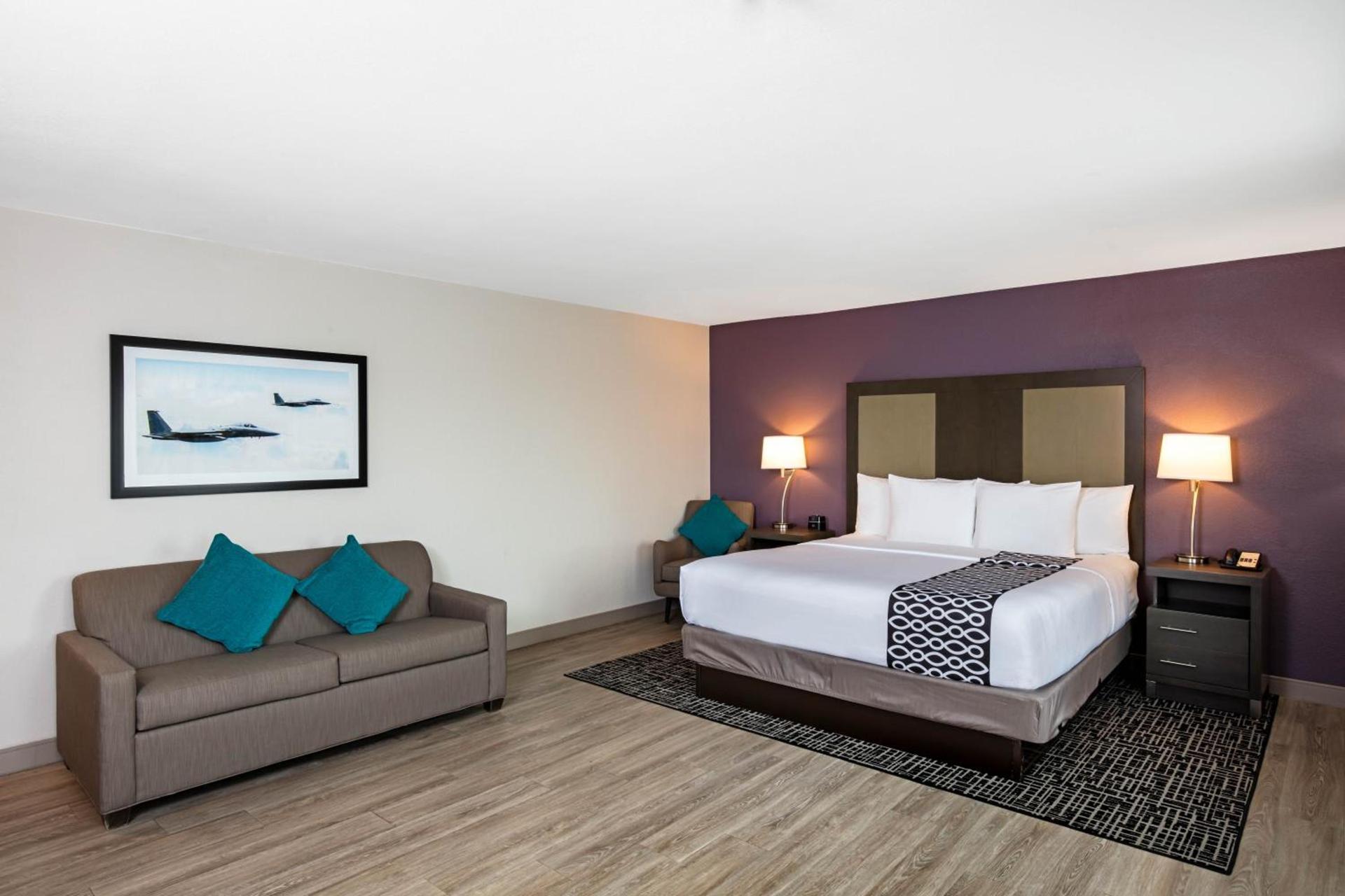 La Quinta Inn & Suites by Wyndham Las Vegas Nellis photo 38