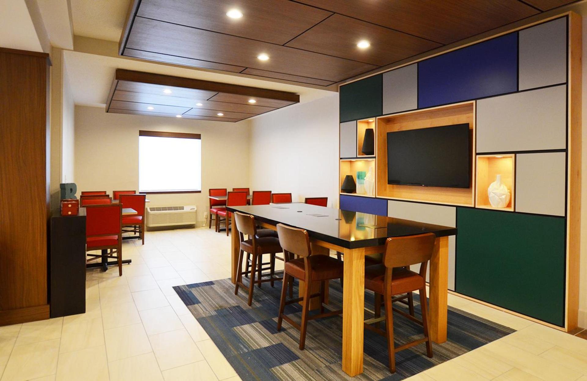 Holiday Inn Express Pittsburgh-Bridgeville by IHG photo 12