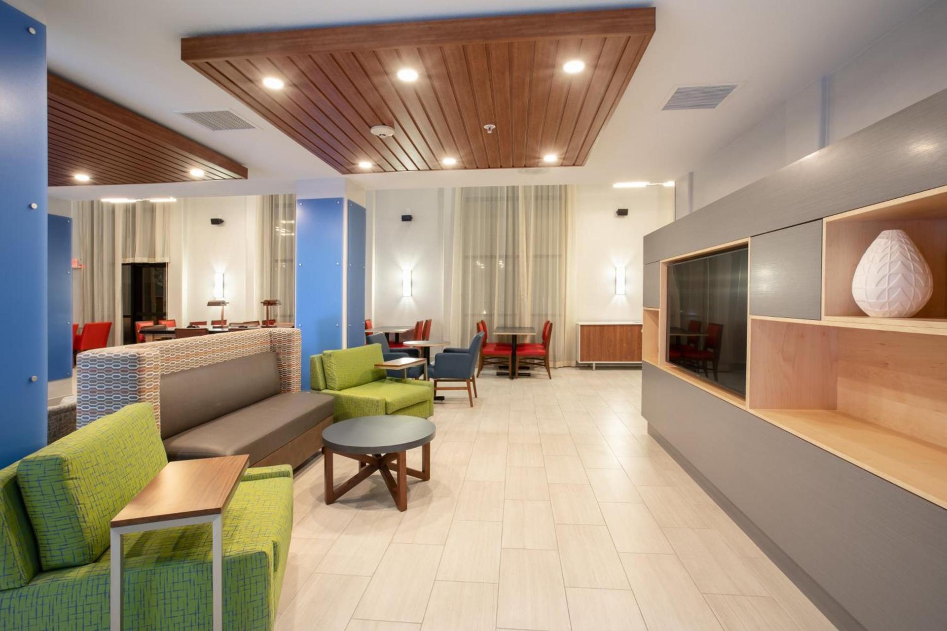 Holiday Inn Express & Suites Phoenix Glendale Dist by IHG photo 2