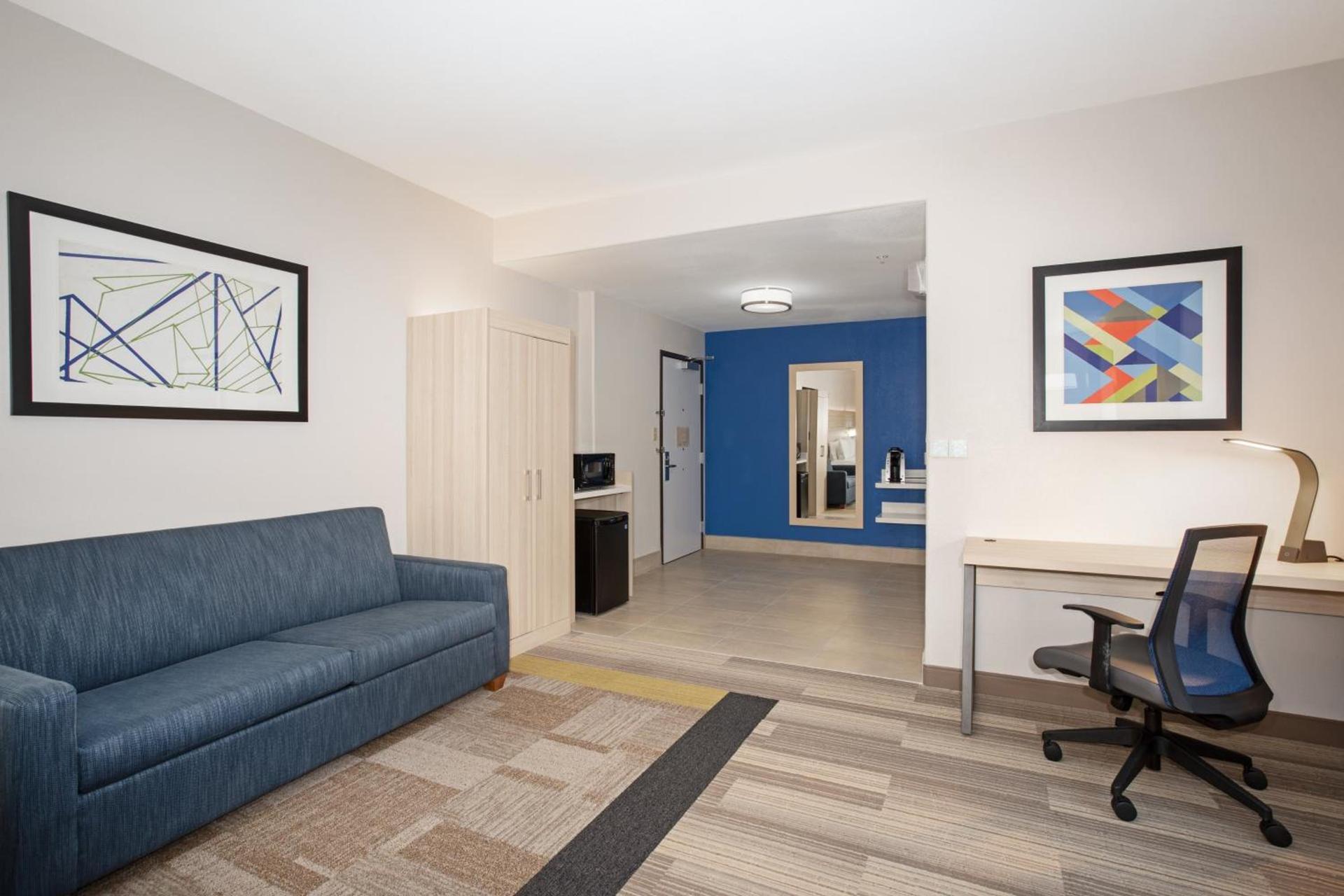 Holiday Inn Express & Suites Phoenix Glendale Dist by IHG photo 61