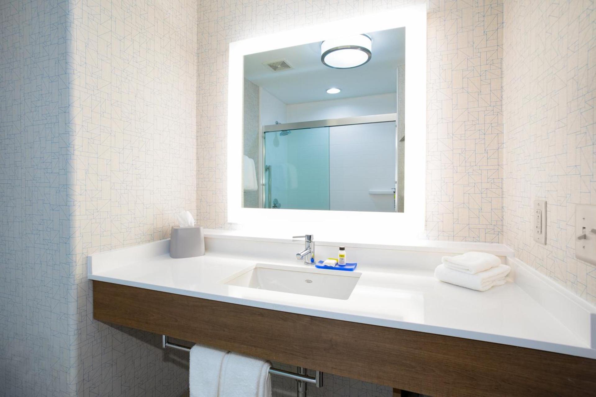 Holiday Inn Express & Suites Phoenix Glendale Dist by IHG photo 49