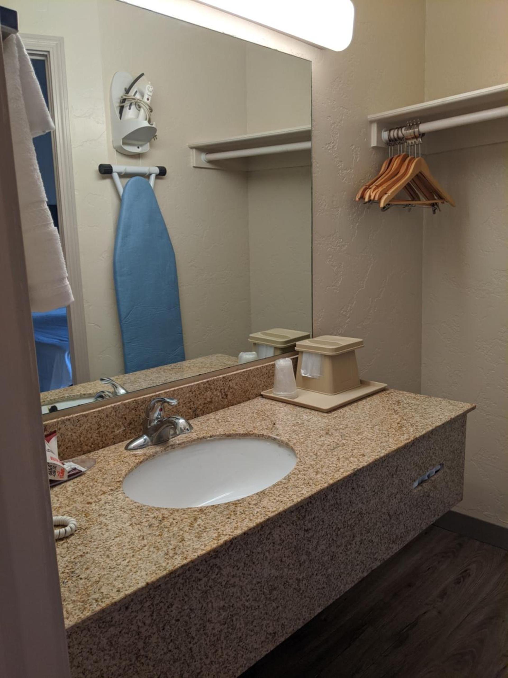 Atrium Inn photo 12