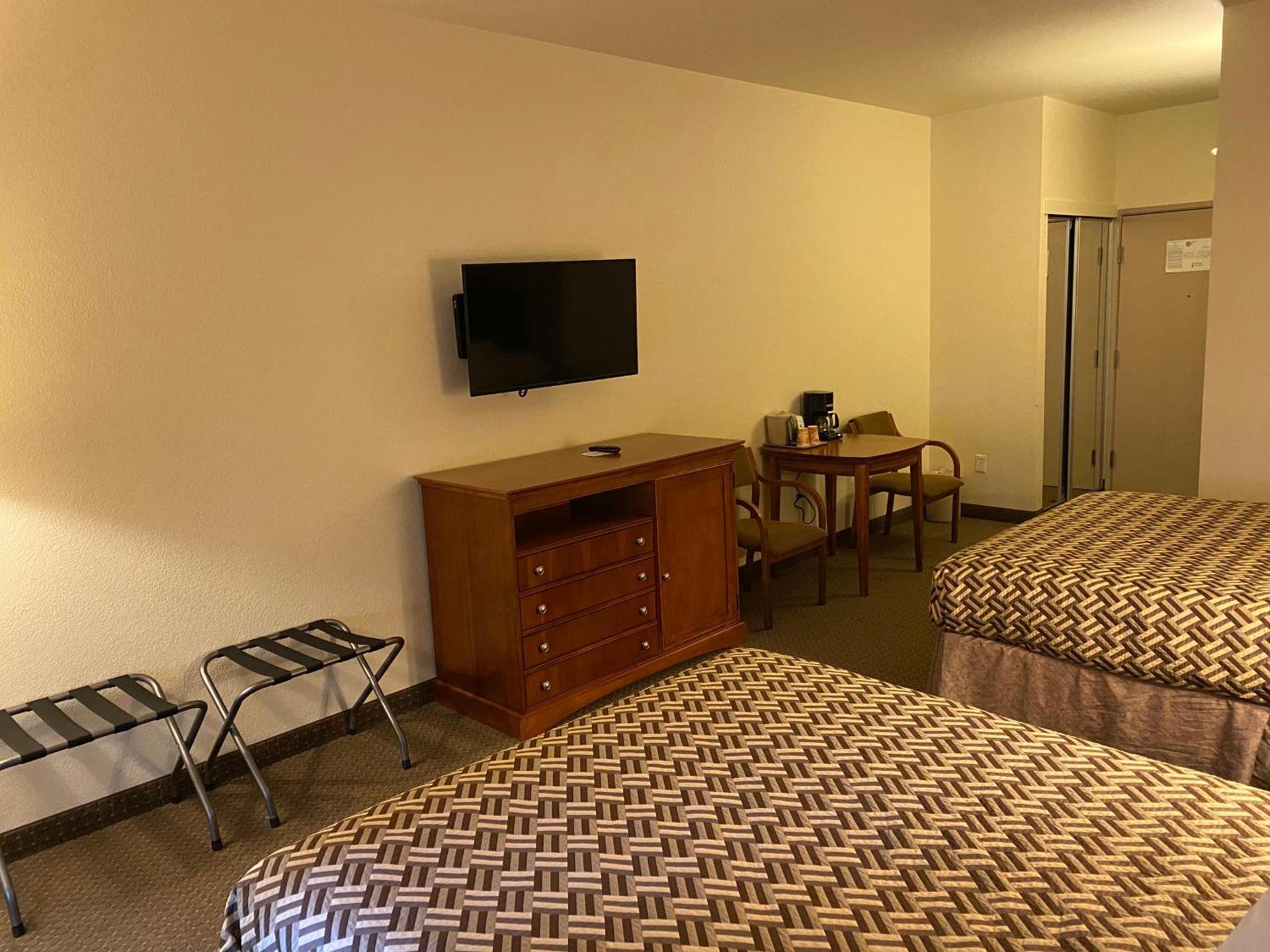 A Riverside Inn Travelodge by Wyndham photo 40