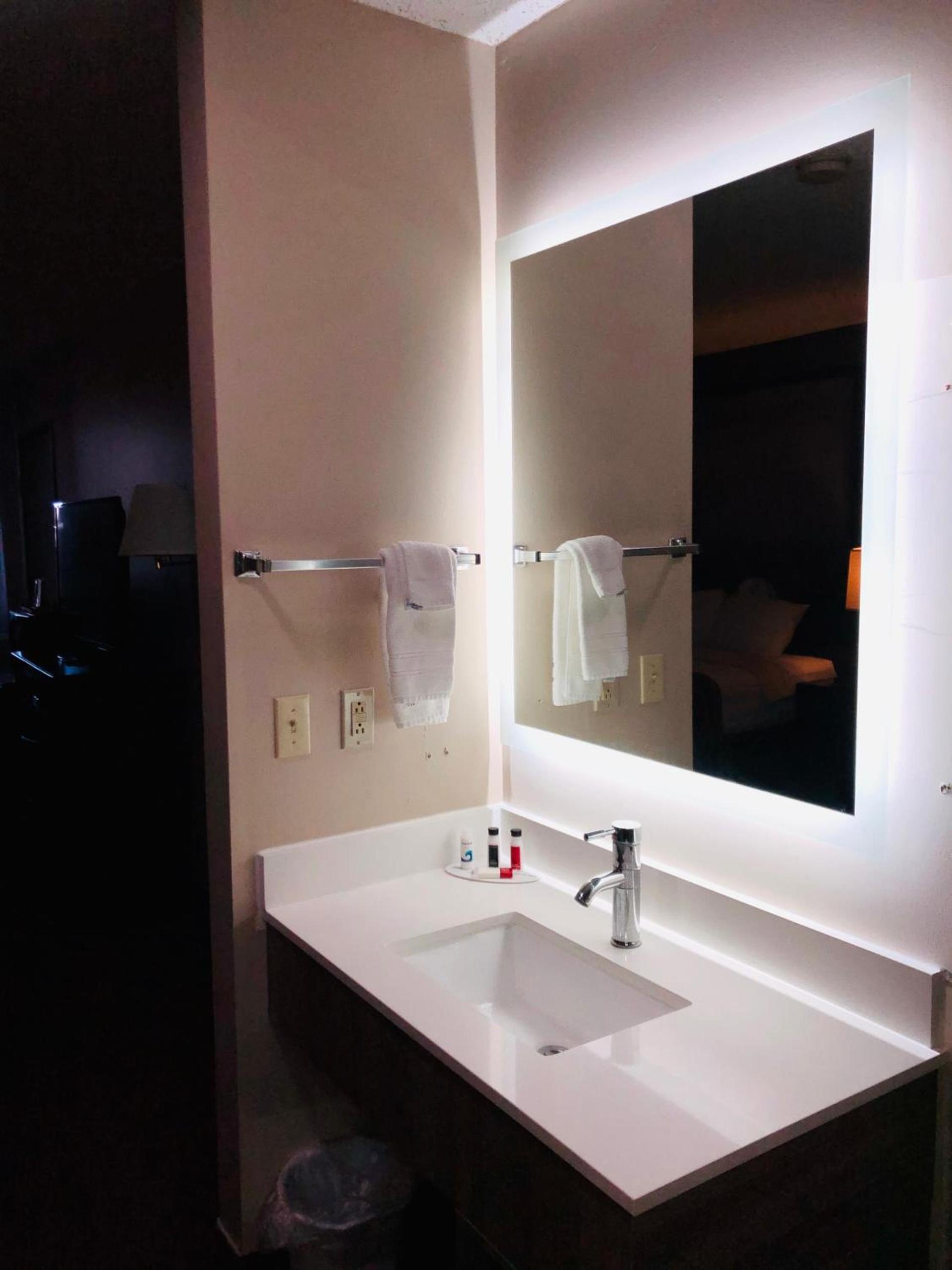 Super 8 by Wyndham Omaha SW photo 9