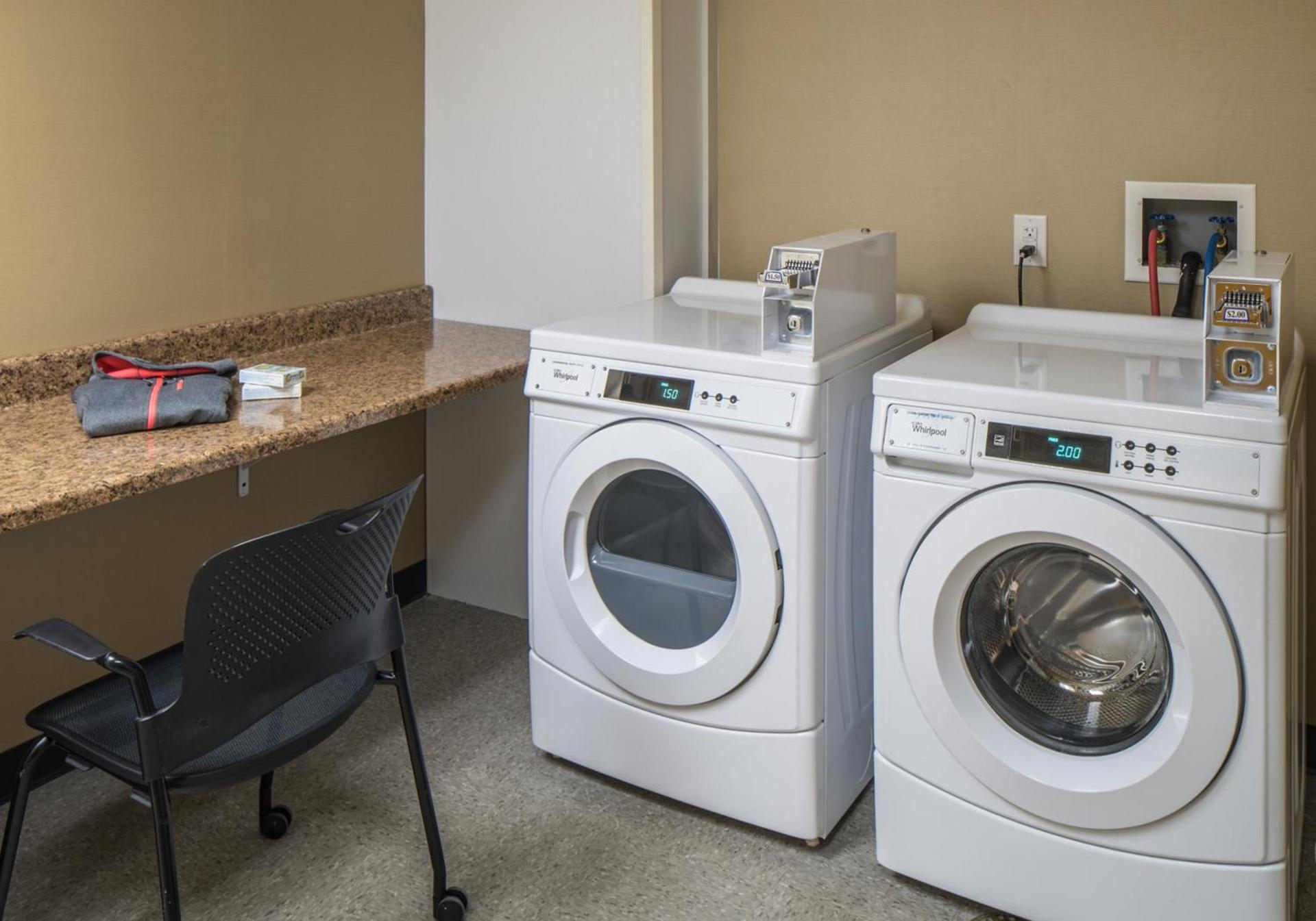 Holiday Inn Express & Suites Springfield by IHG photo 10