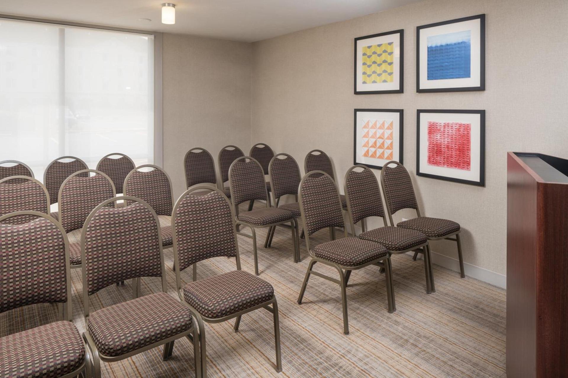 Holiday Inn Express & Suites Springfield by IHG photo 41
