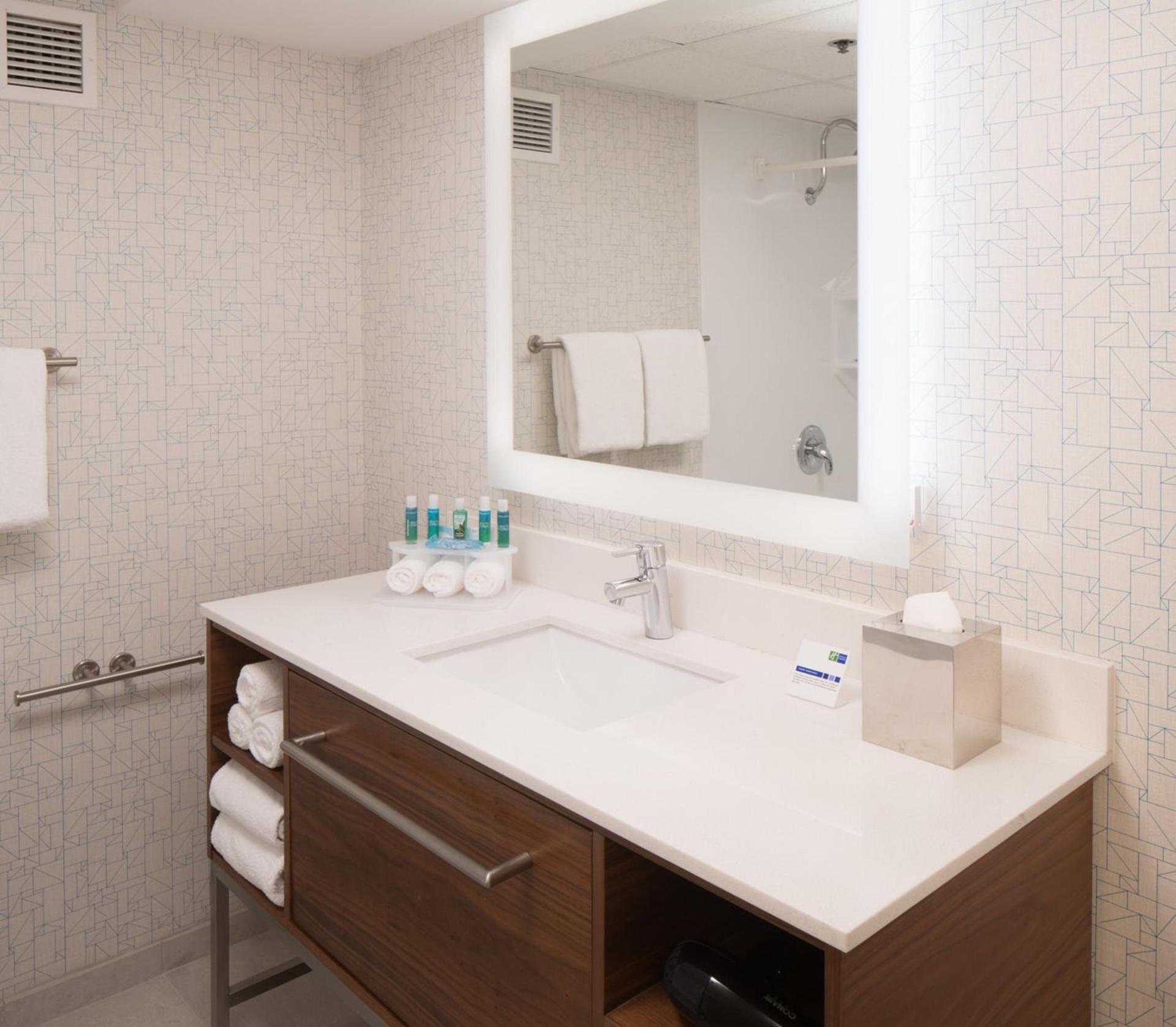 Holiday Inn Express & Suites Springfield by IHG photo 44