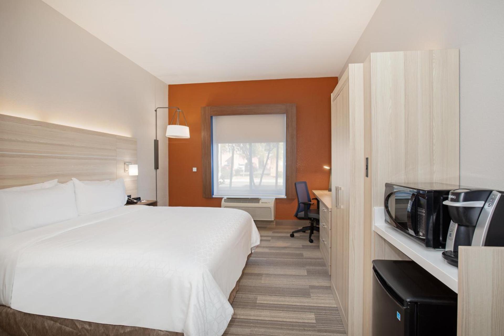 Holiday Inn Express & Suites Phoenix Glendale Dist by IHG photo 57