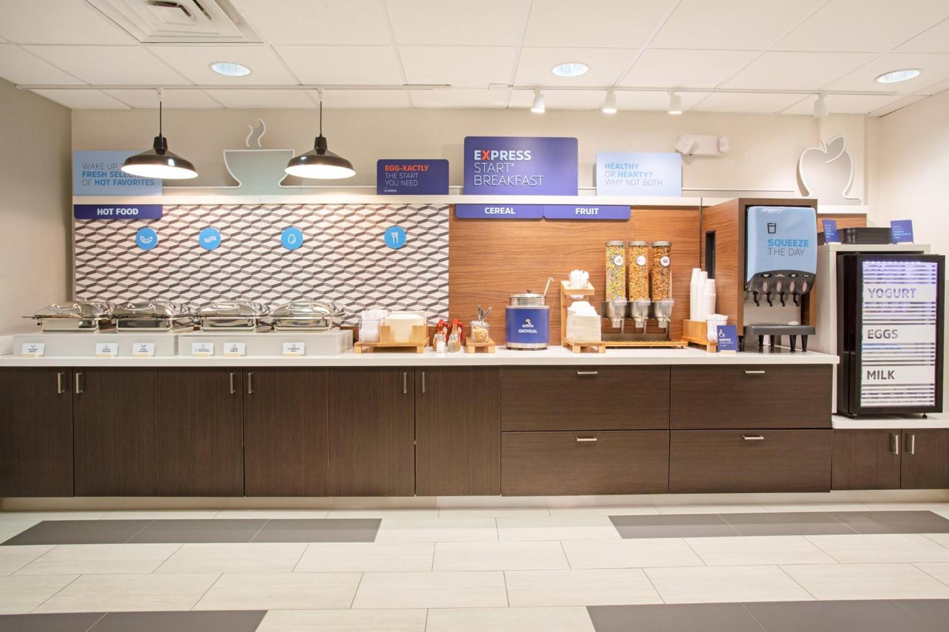 Holiday Inn Express & Suites Phoenix Glendale Dist by IHG photo 5