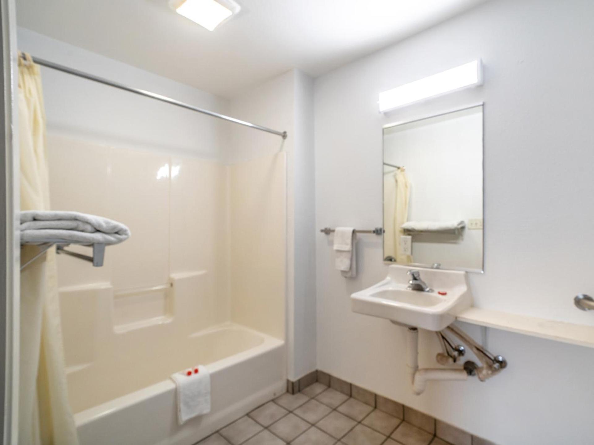 OYO Hotel San Antonio near AT&T Center photo 27
