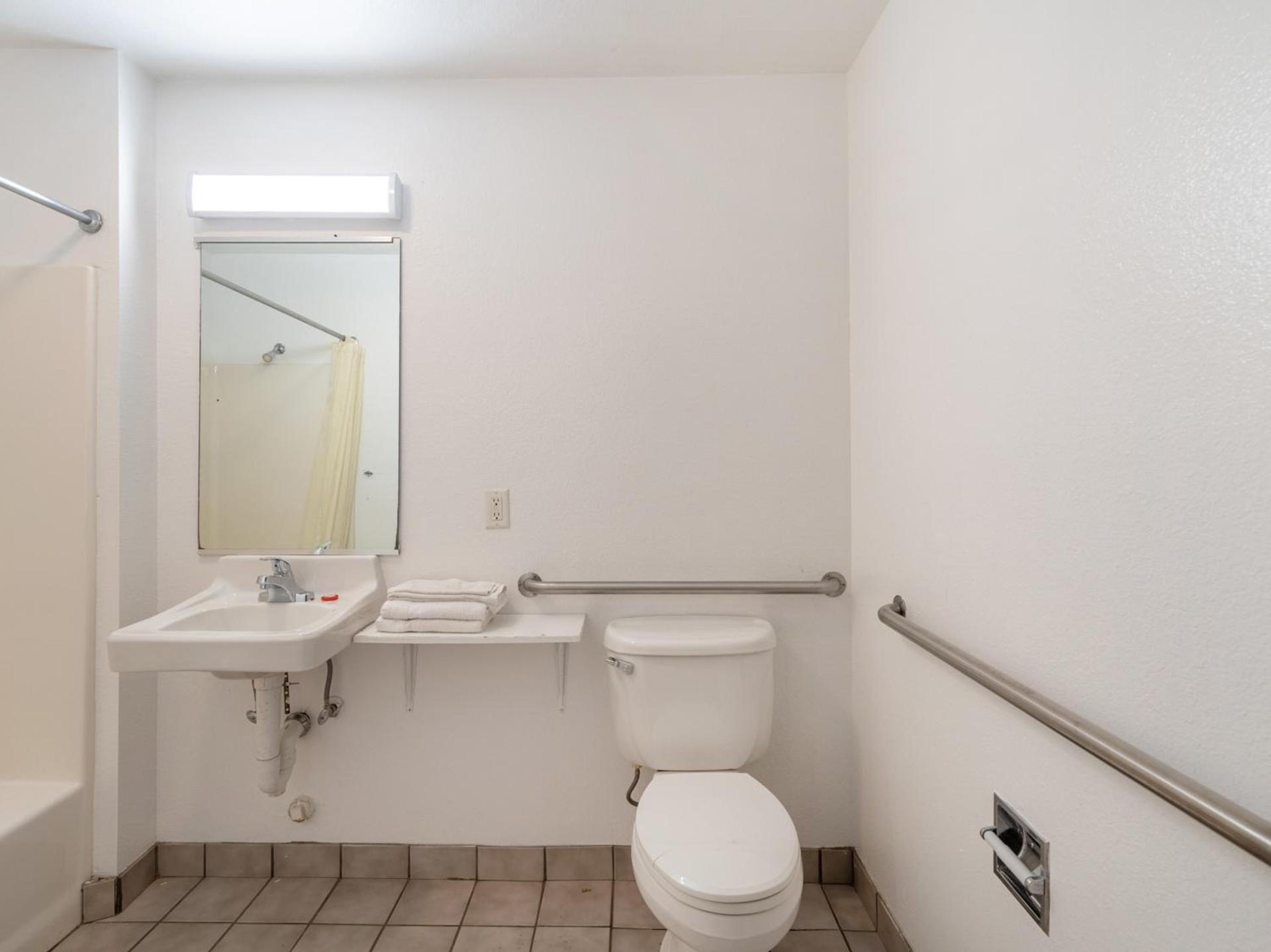 OYO Hotel San Antonio near AT&T Center photo 21
