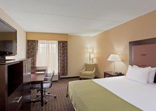 Holiday Inn Express Hotel & Suites Charleston-Southridge by IHG photo 3